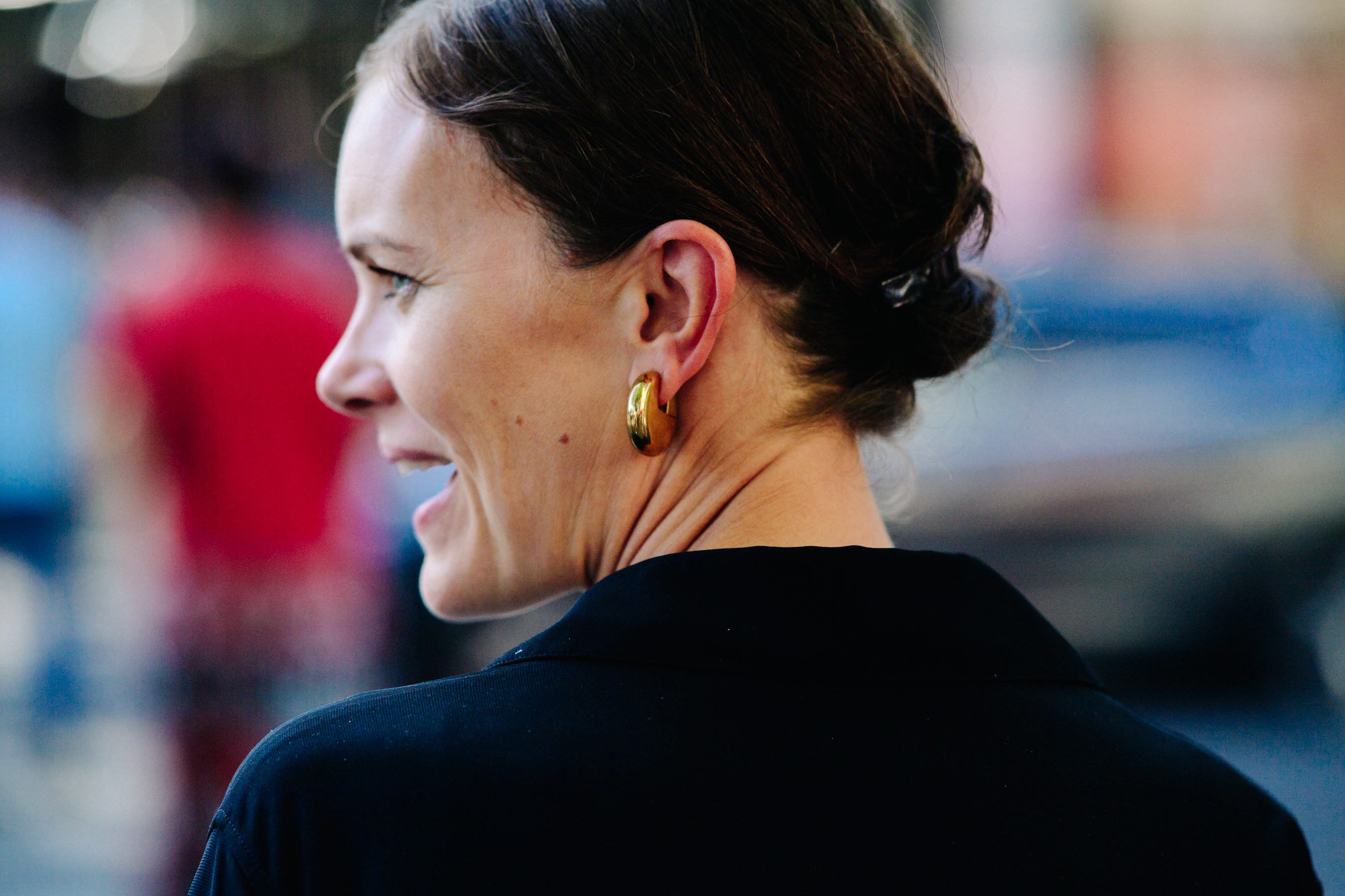 Financial Times editor wearing golden earrings