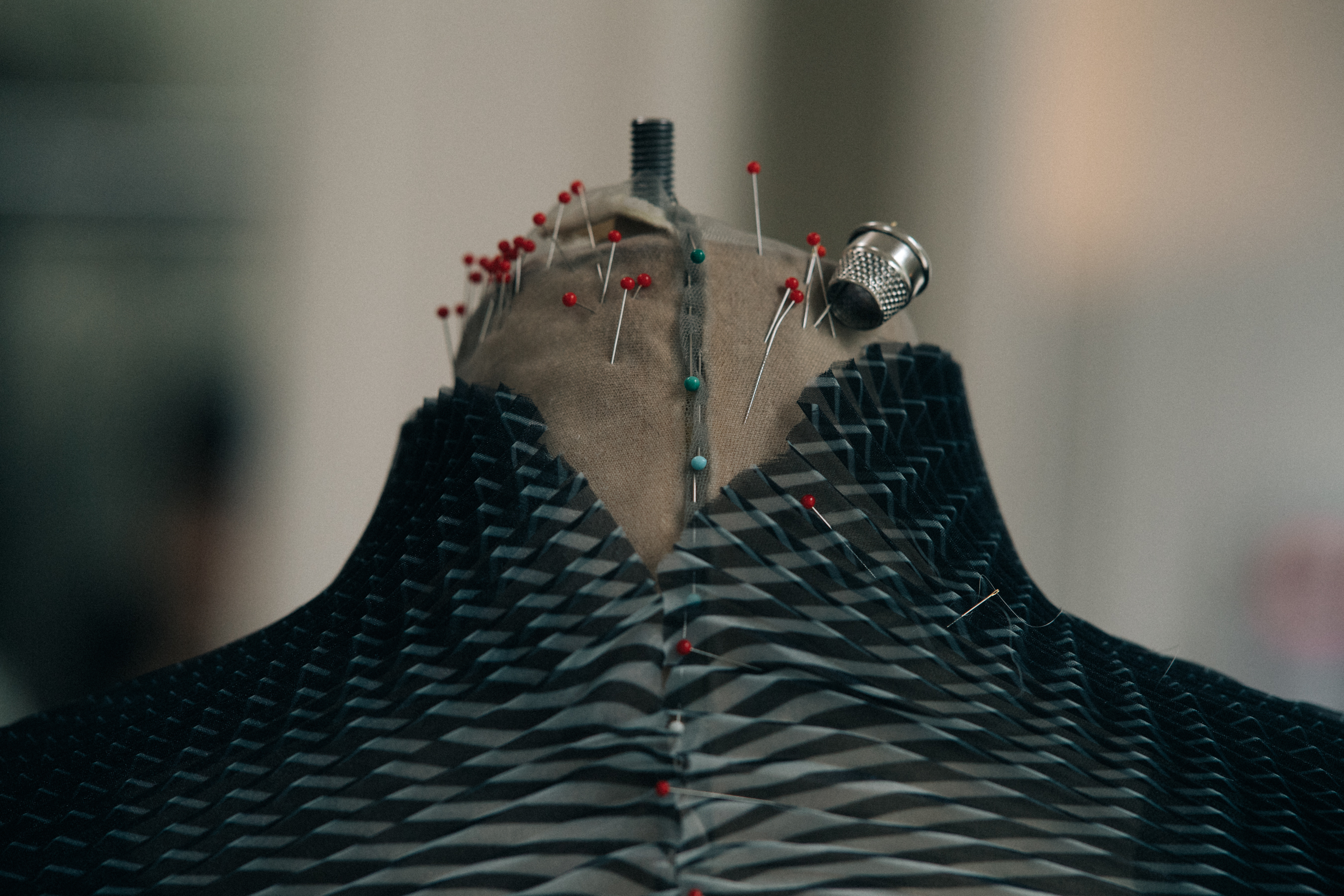 Complex fabric on a maneken