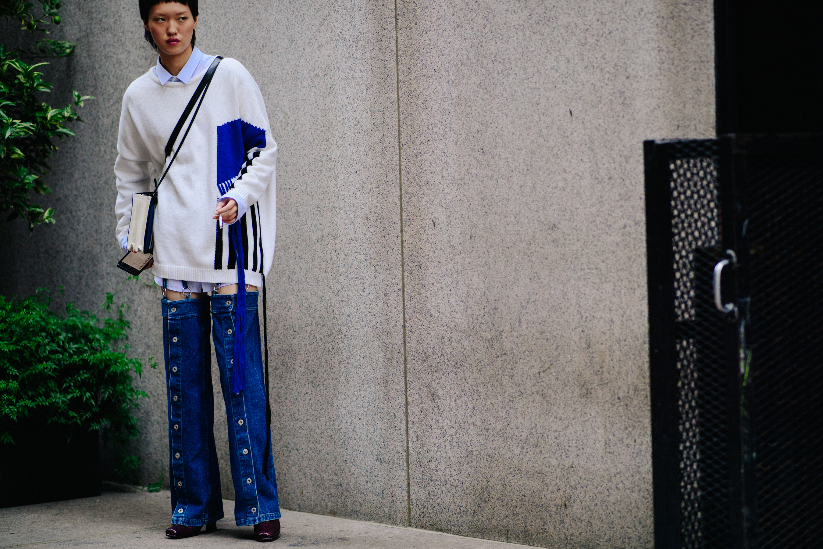 Model wering Y-Project jeans