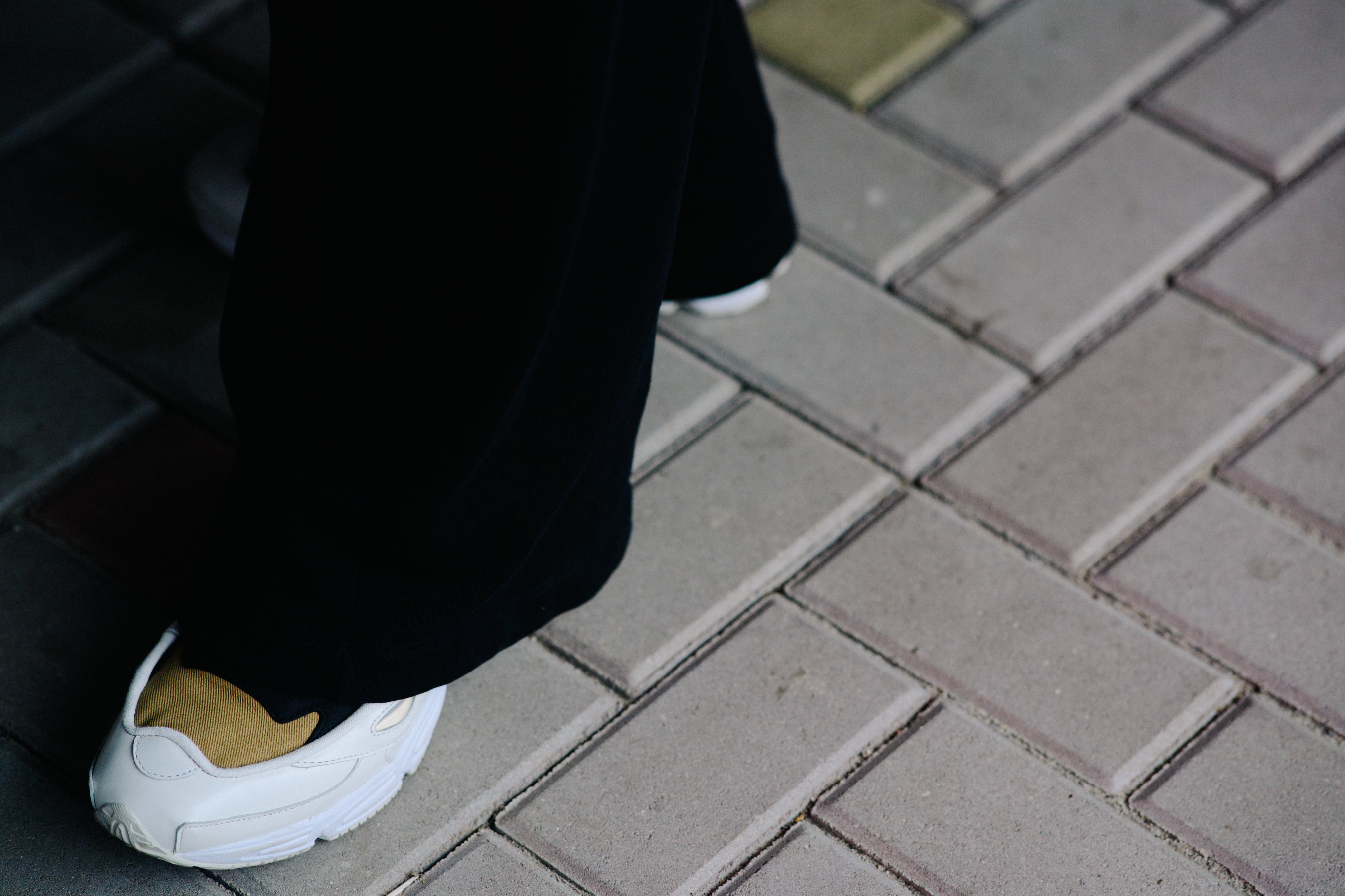 Woman wearing White Ozweego sneakers