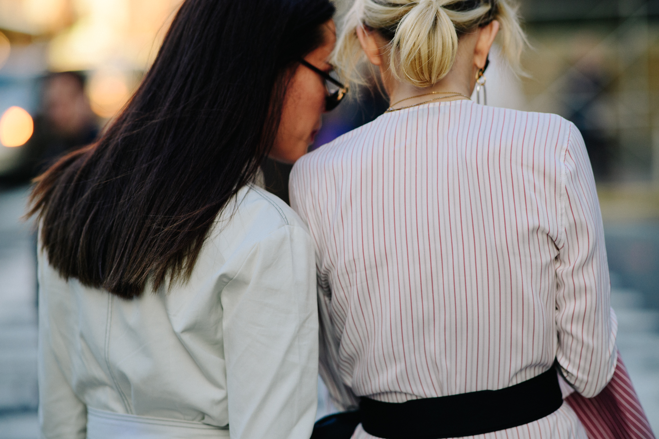 Two bloggers wearing light clothes