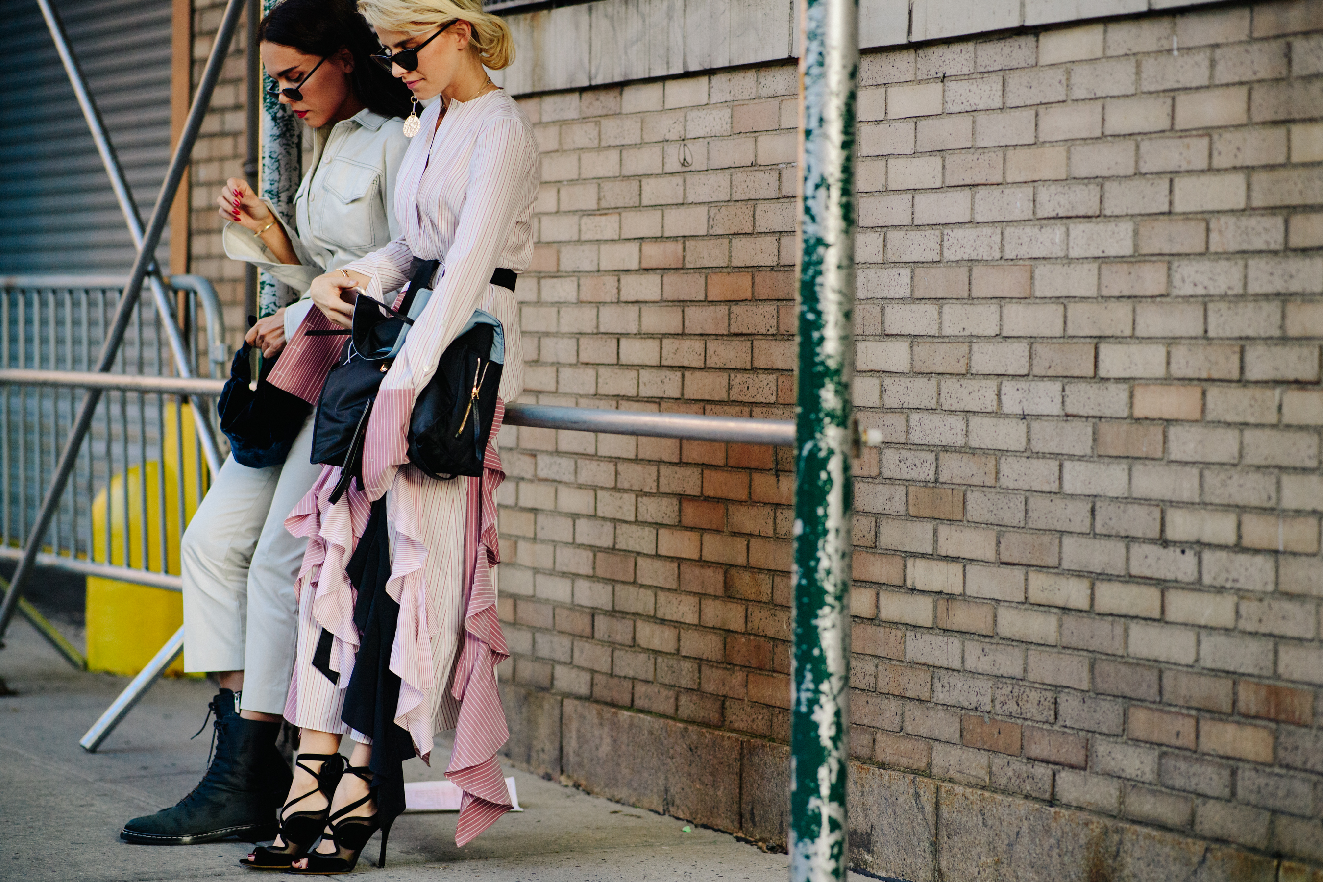 Two bloggers wearing light clothes