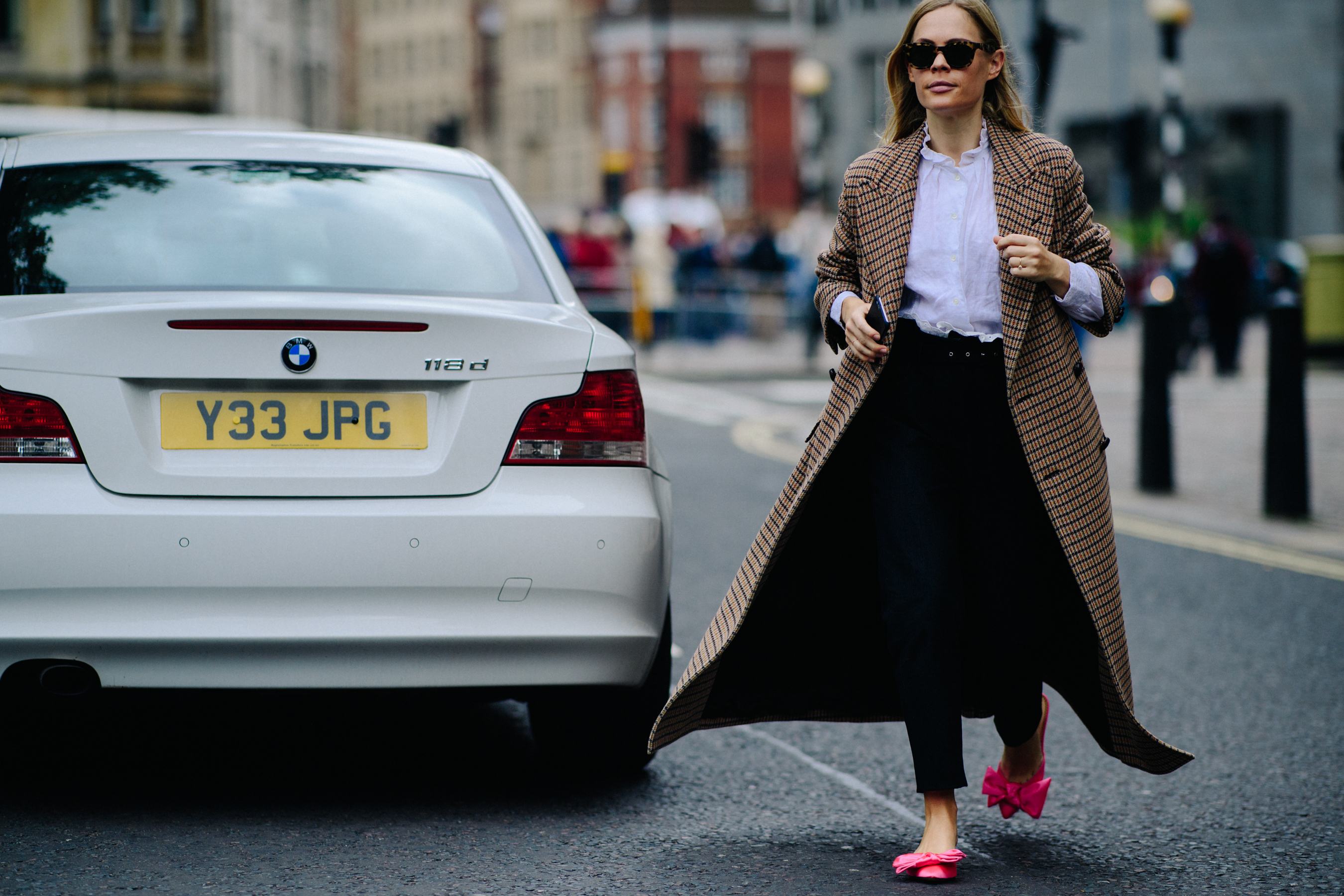 Blogger wearing pinks shoes and long coat