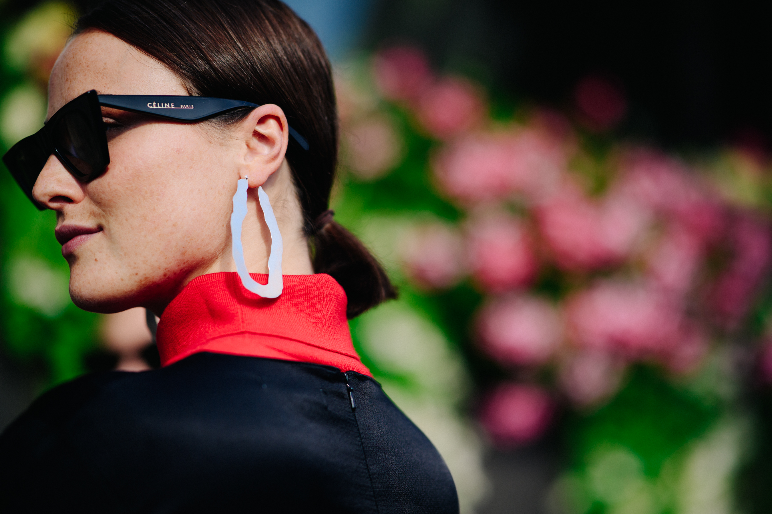 Blogger wearing big sunglasses and earring