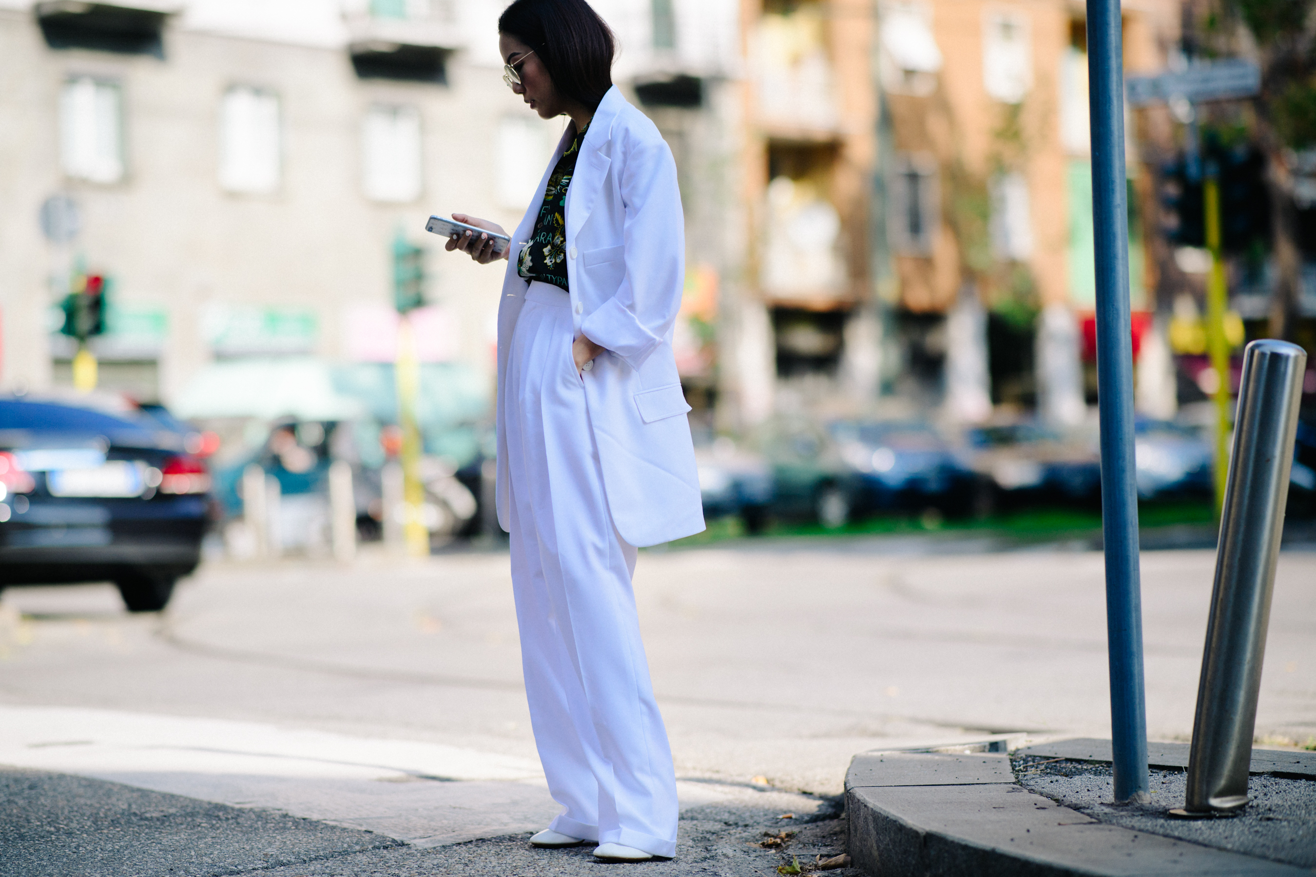 Blogger wearing white suir