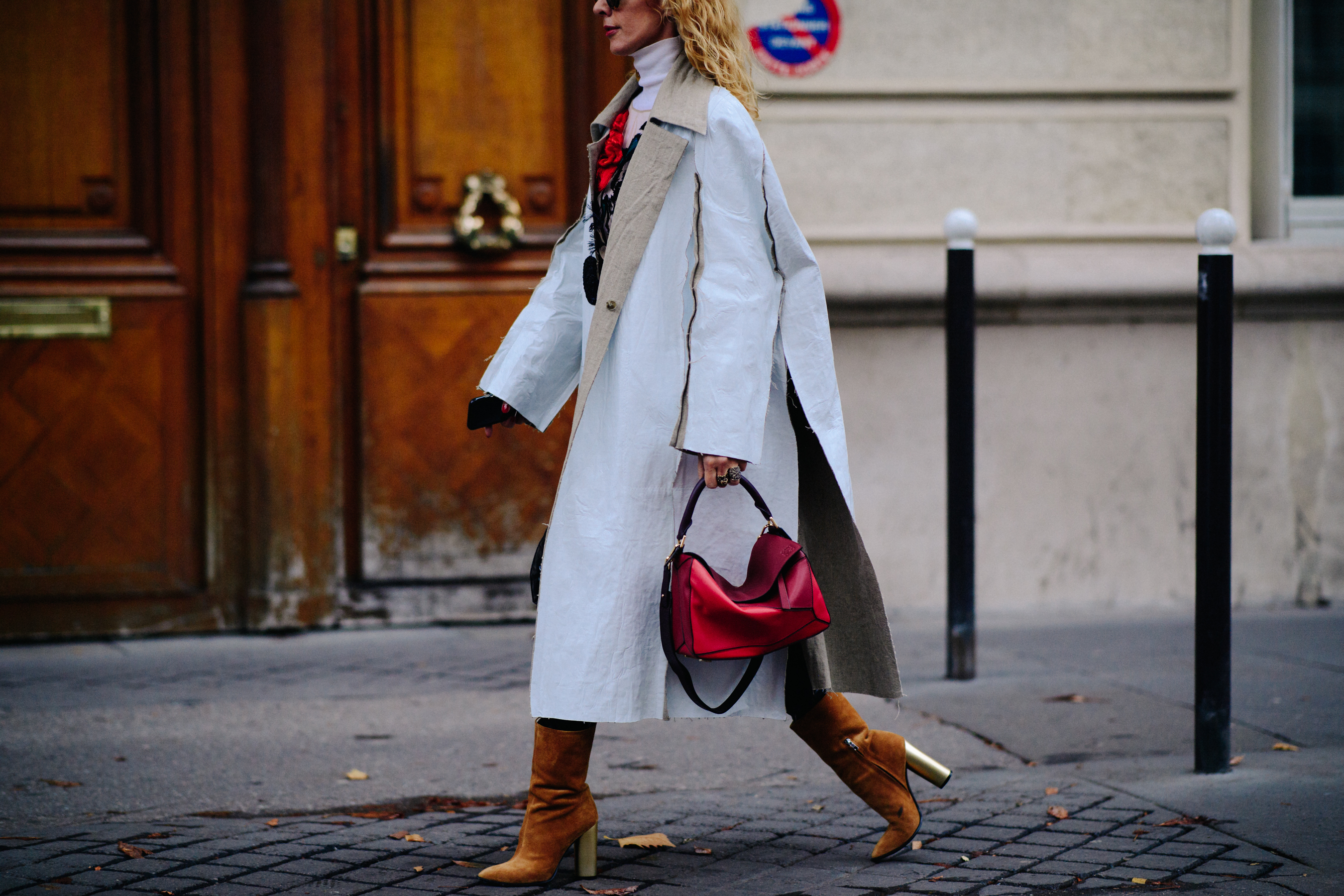 Woman wearing Loewe puzzle bag