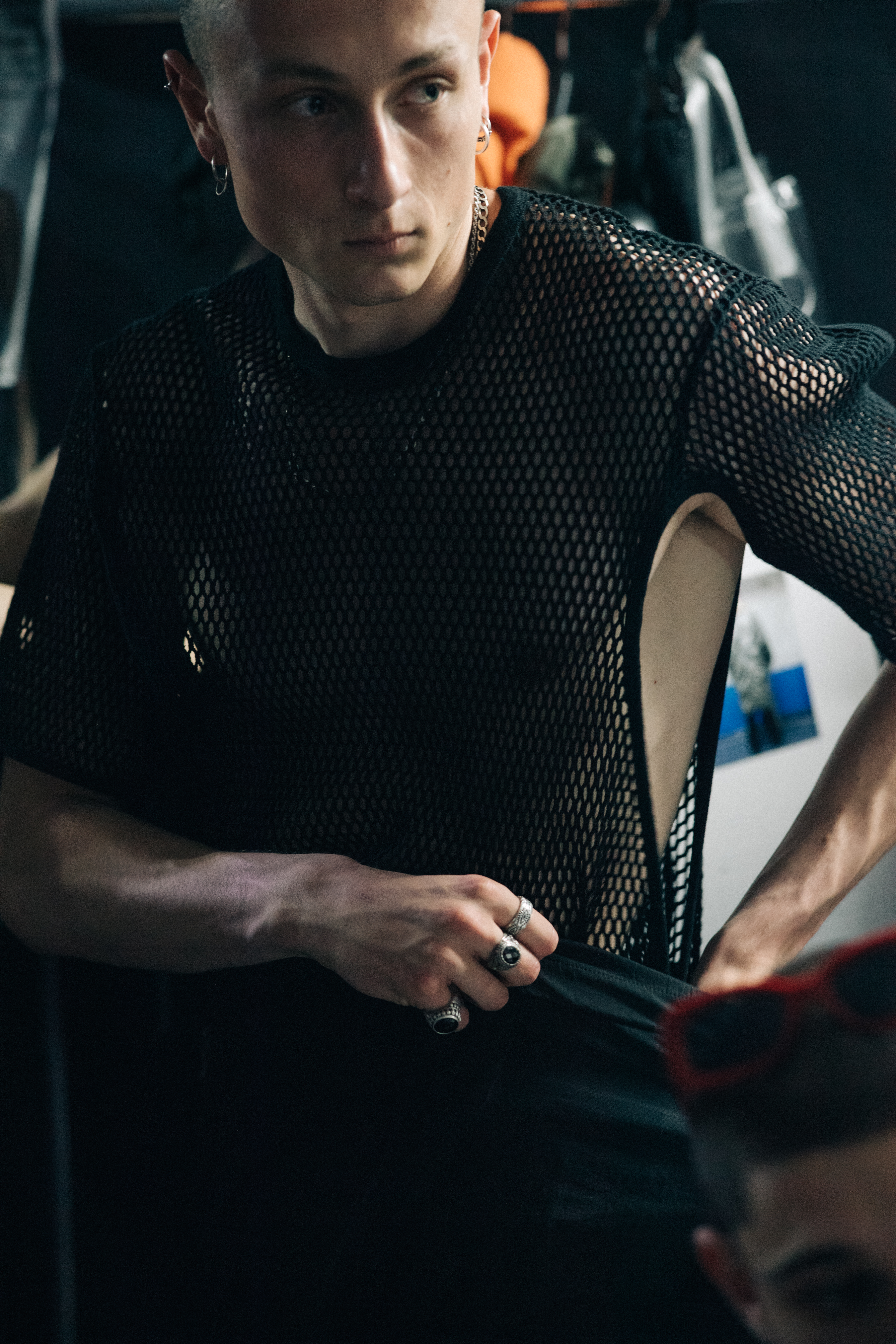Model adjusting black net vest