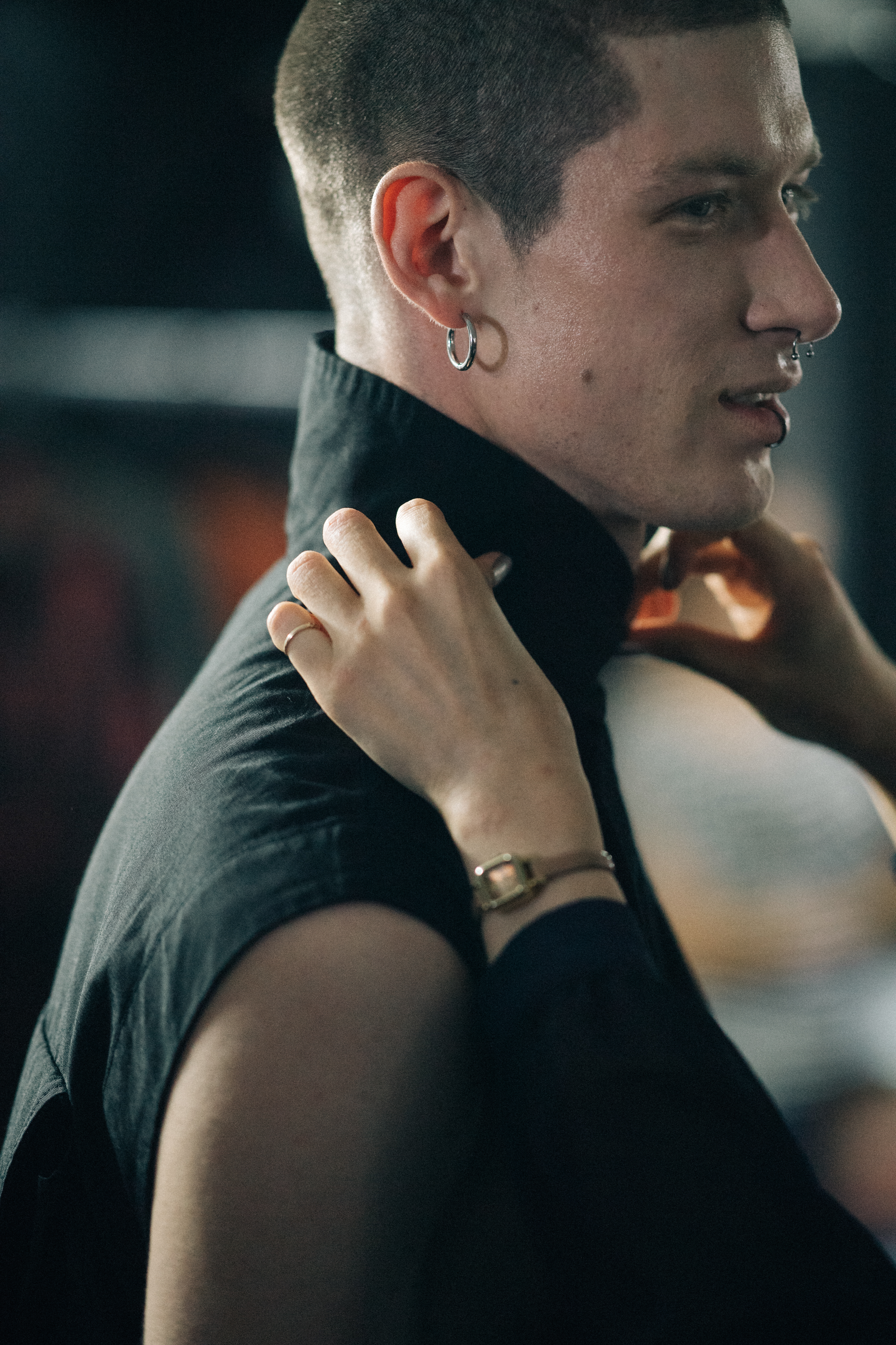 Model having black collar adjusted
