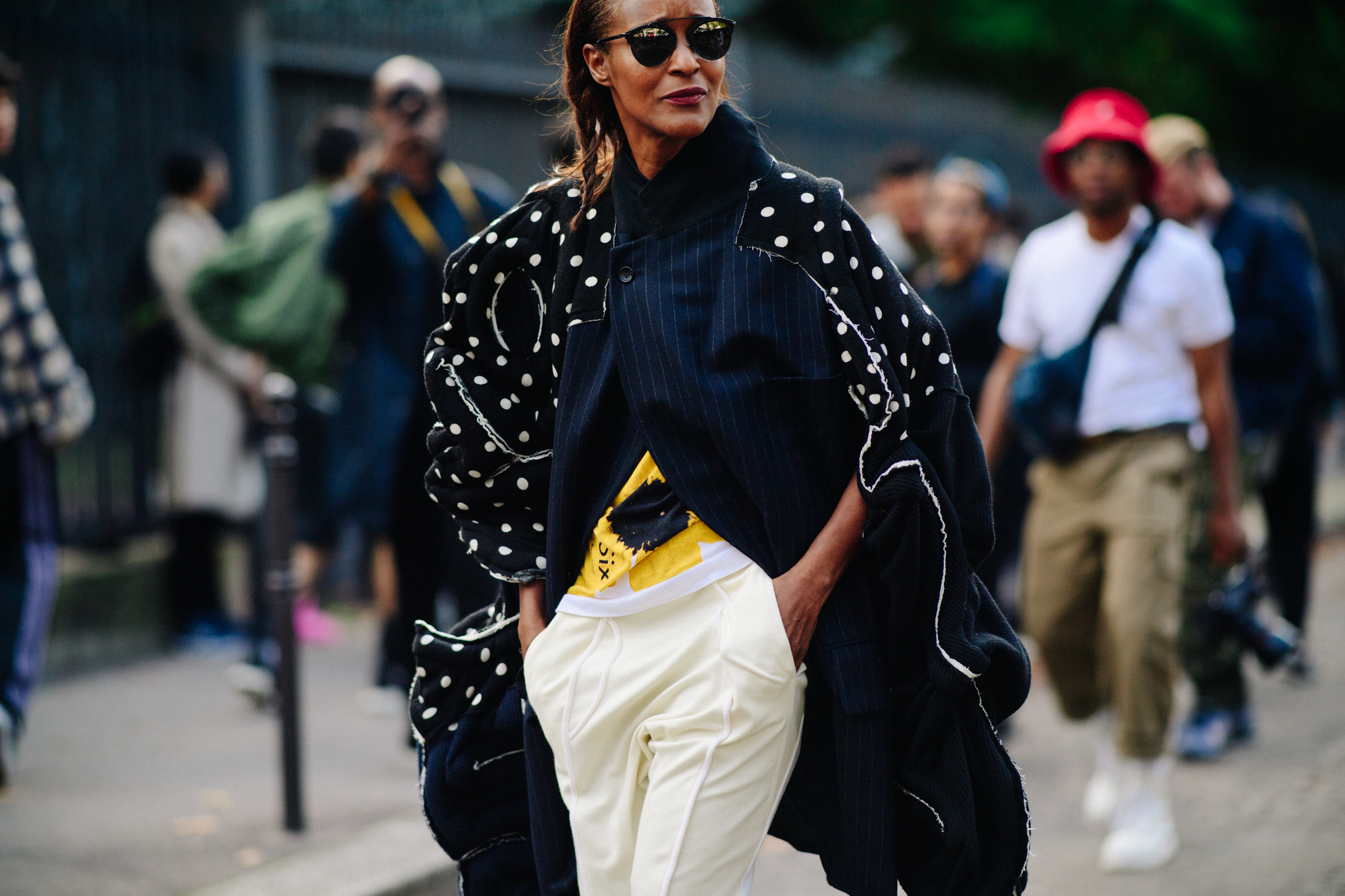 Woman wearing Comme des Garçons total look