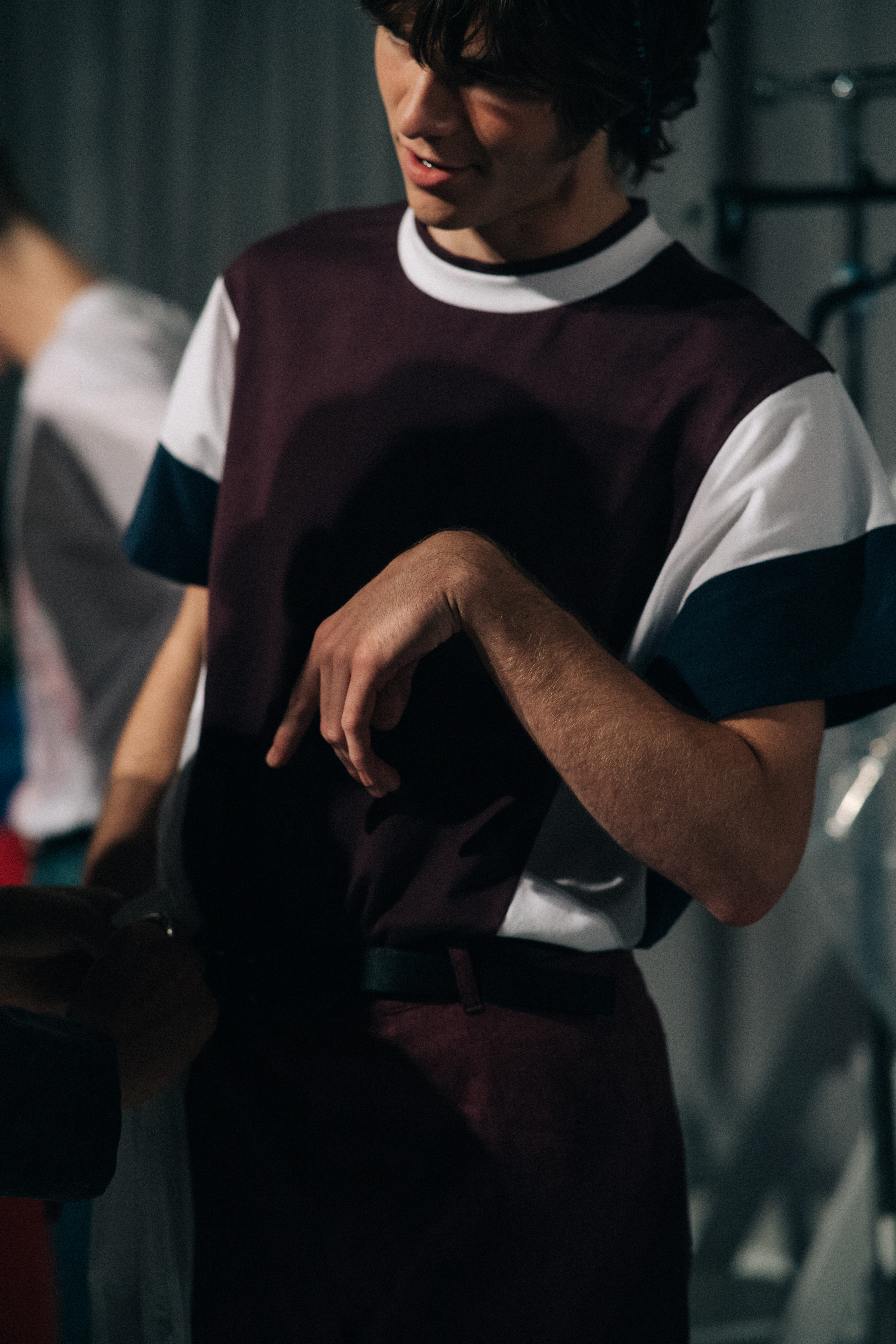 Male model wearing burgundy t-shirt