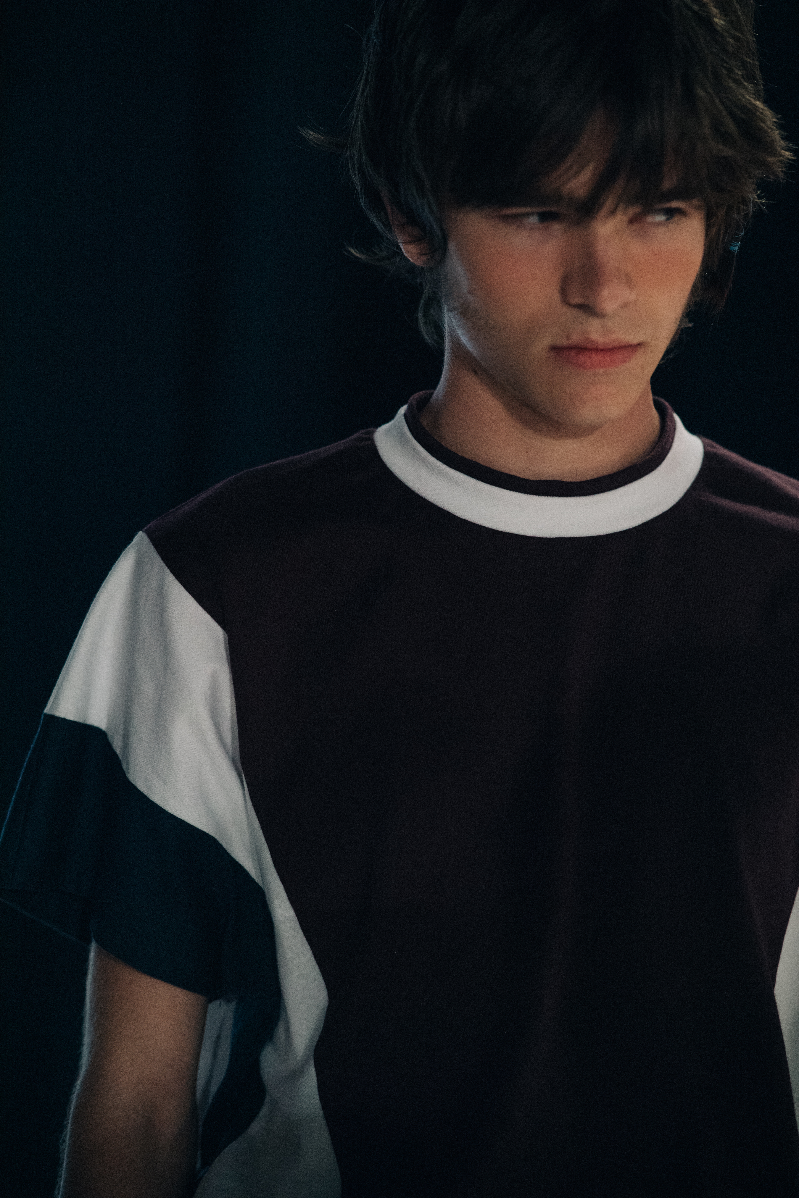 Male model wearing burgundy t-shirt