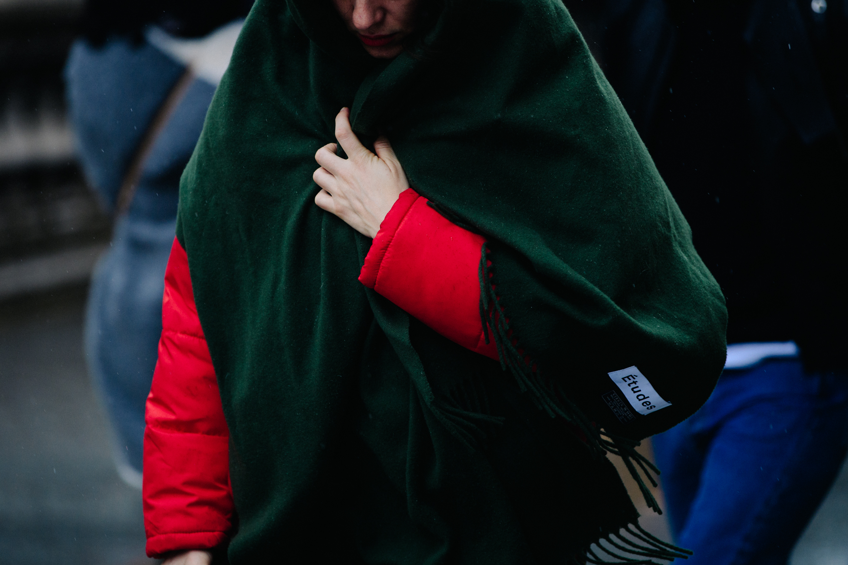 Woman wearing Études scarf