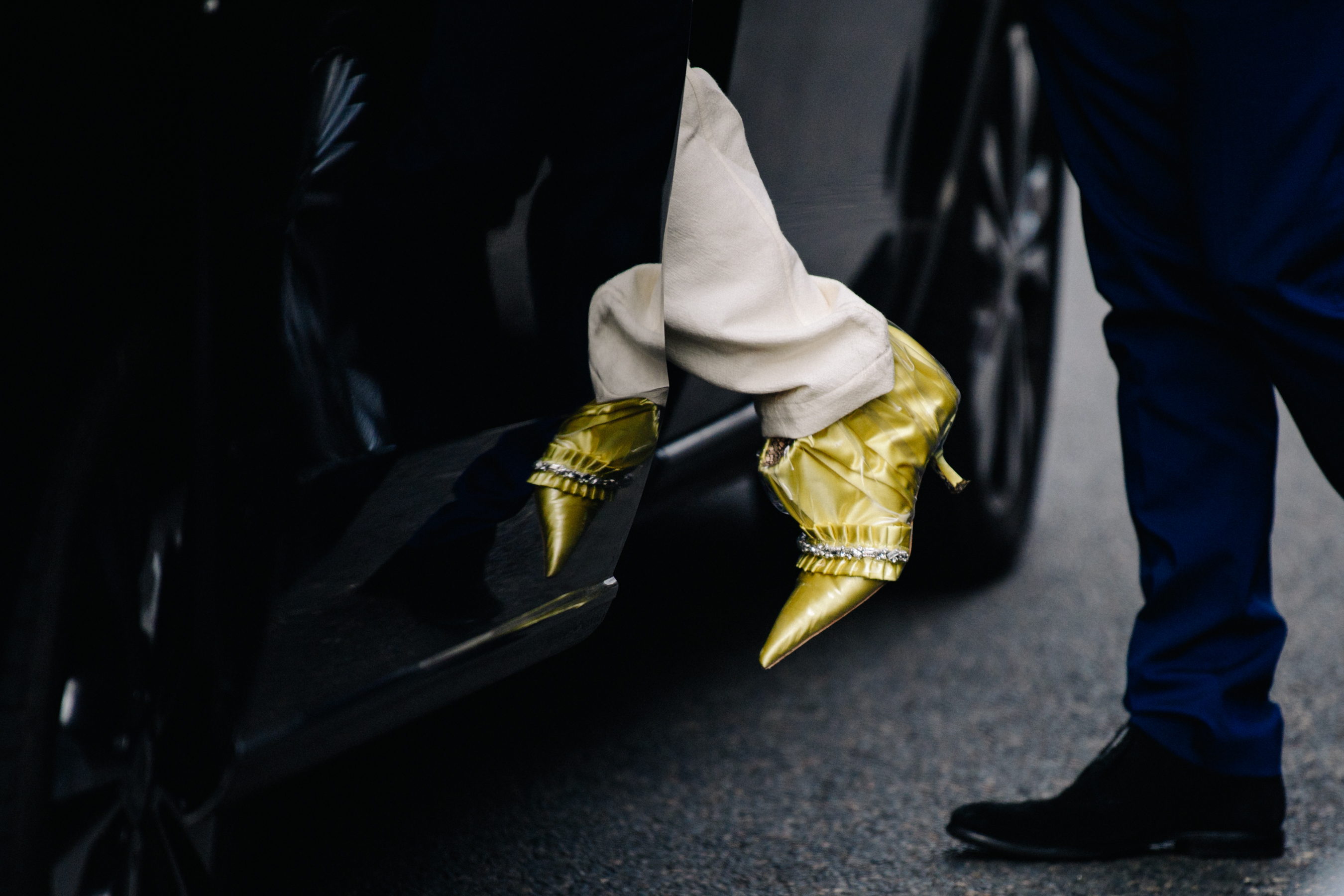 Australian blogger wearing yellow heels