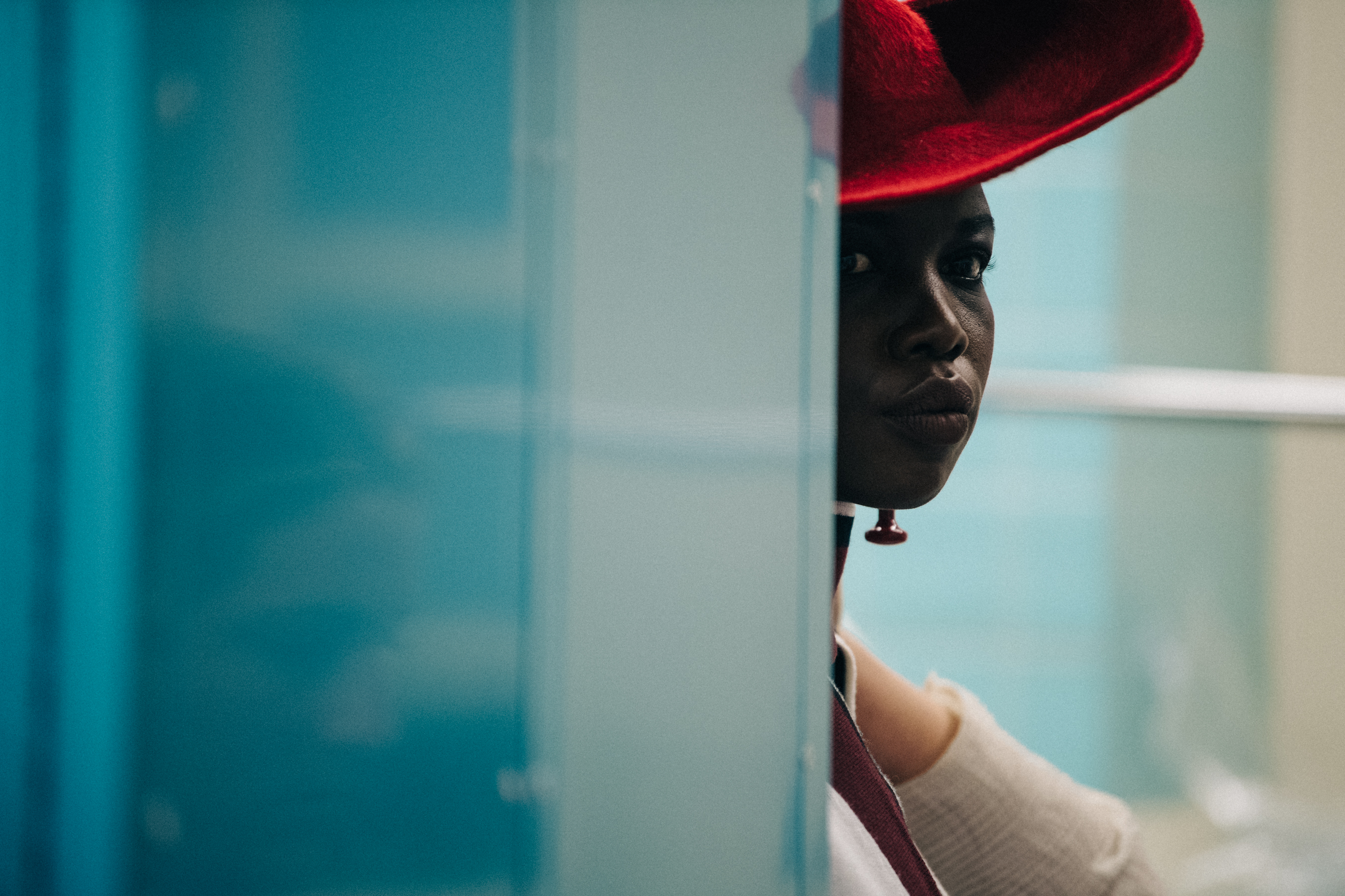 Model wearing wide brimmed hat