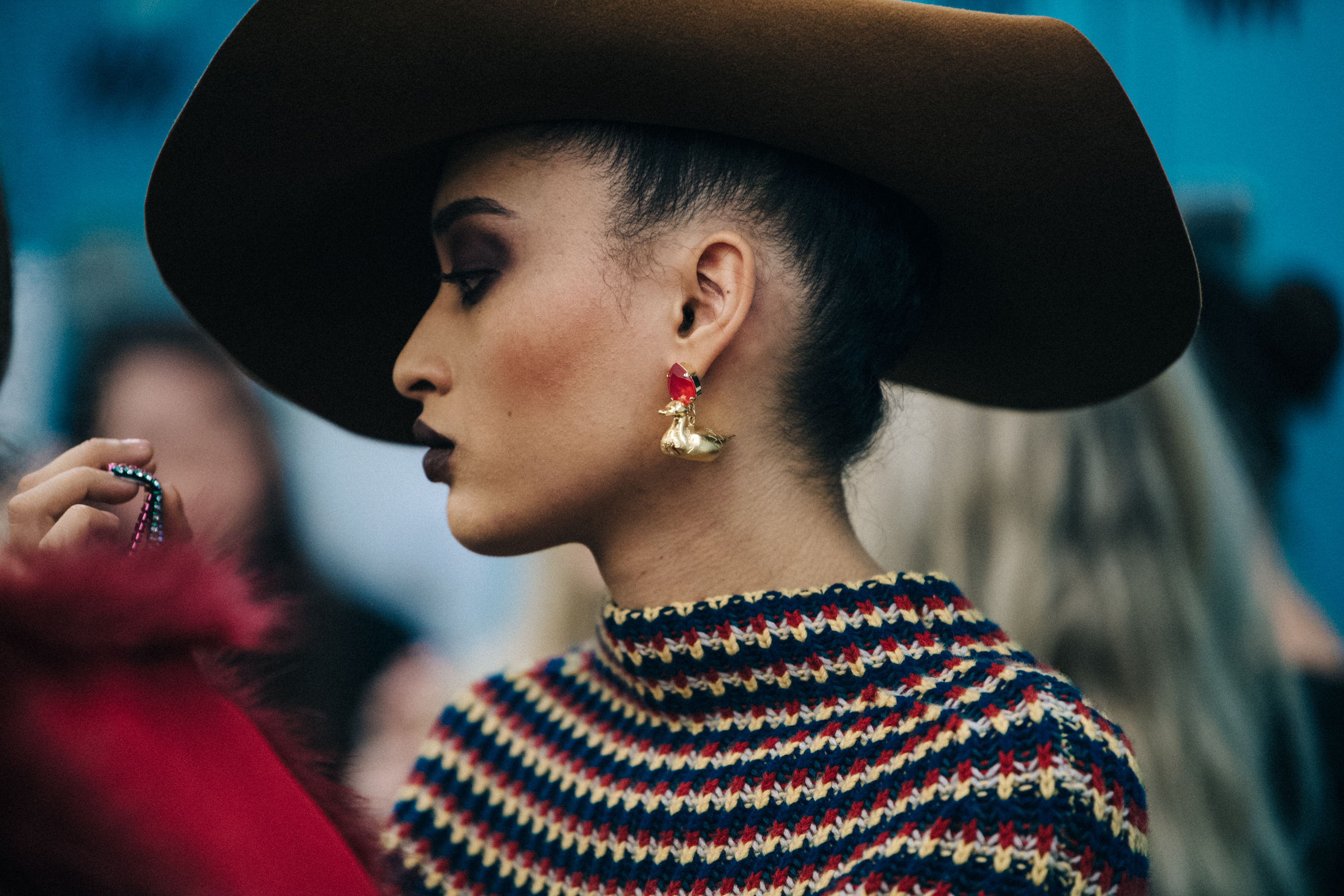 Model wearing wide brimmed hat