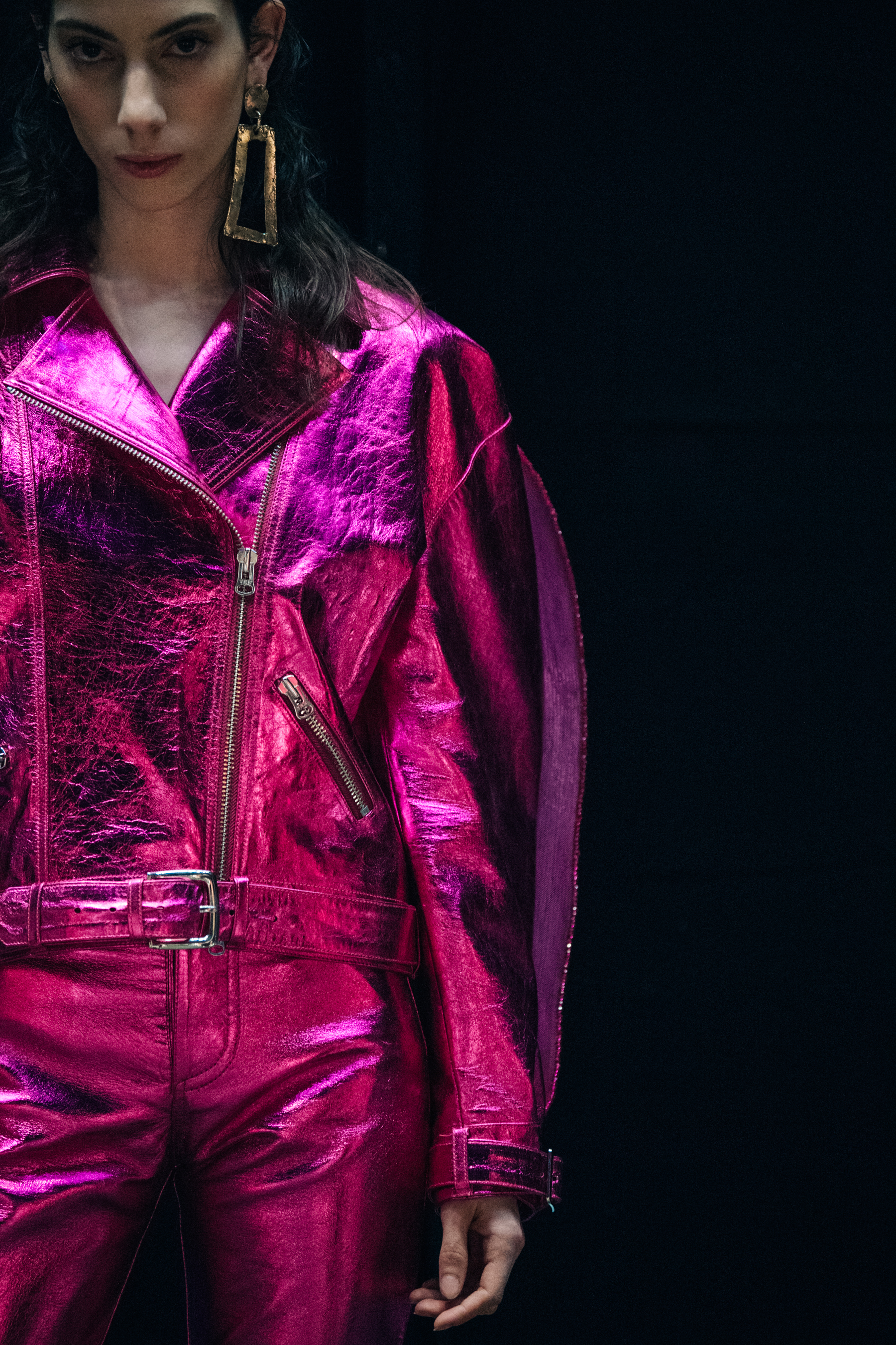 Model wearing pink outfit backstage at Sudi Etuz