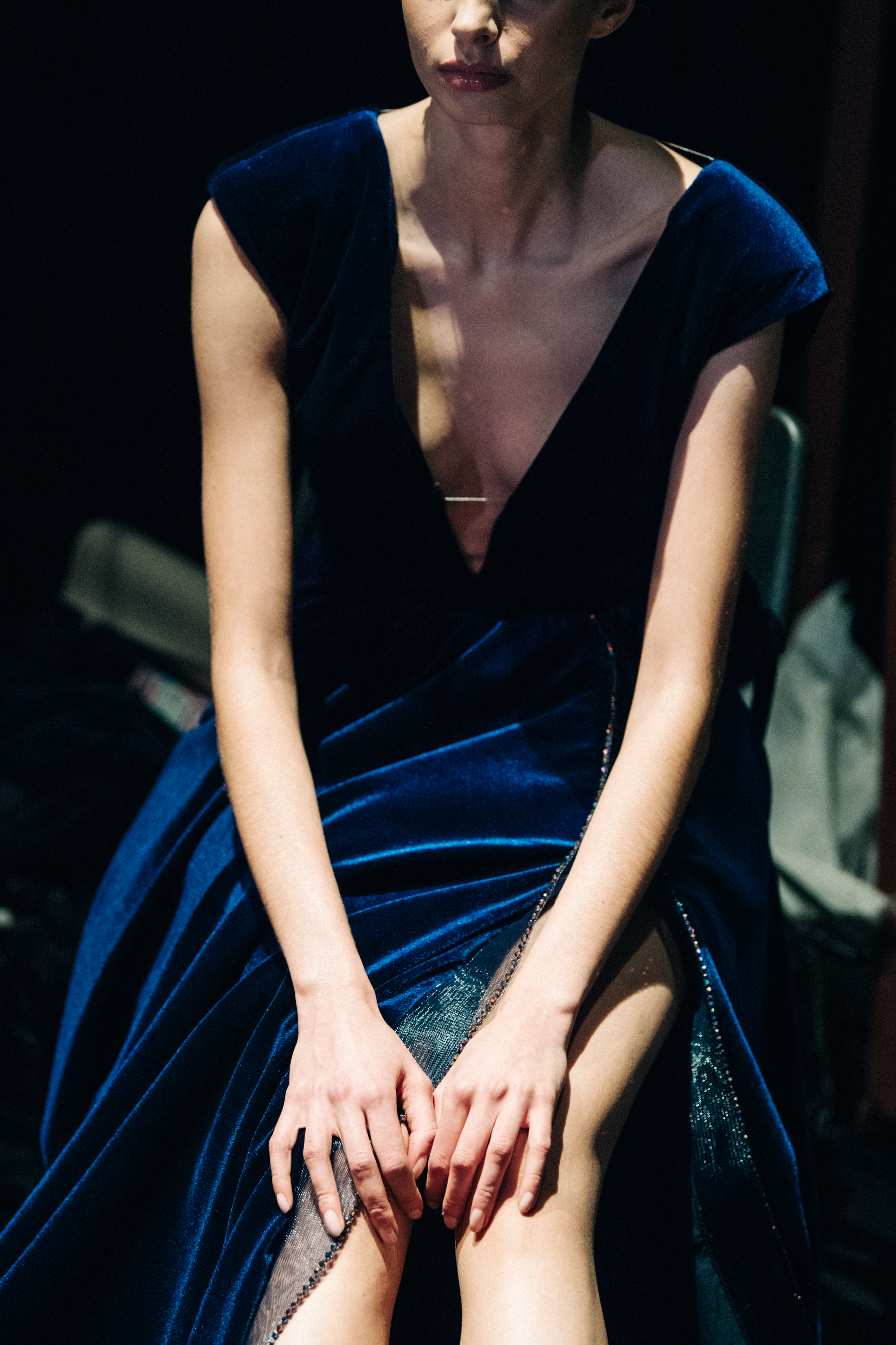 Model wearing blue dress at Sudi Etuz