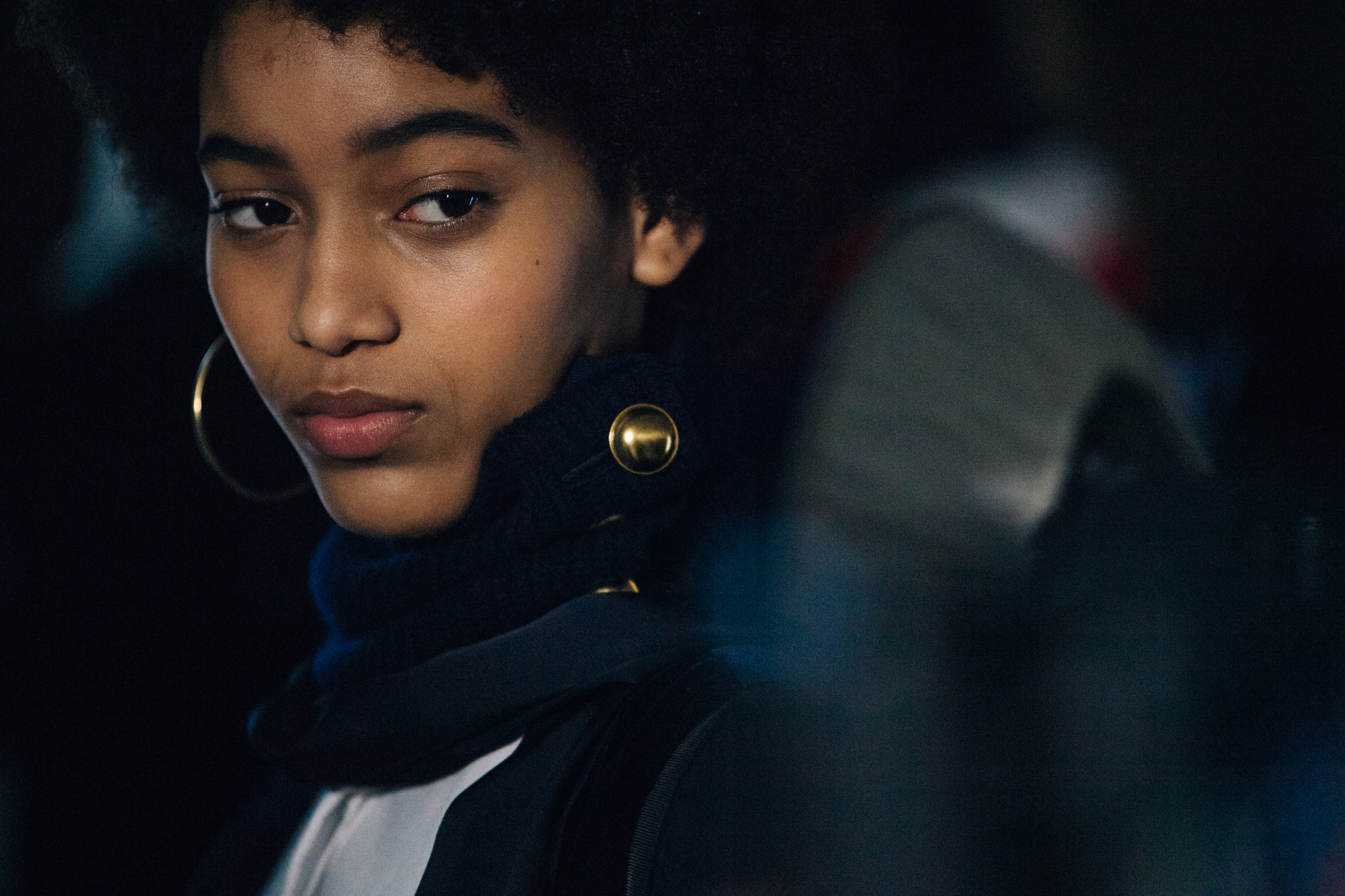 Model wearing blue knitted neckpiece