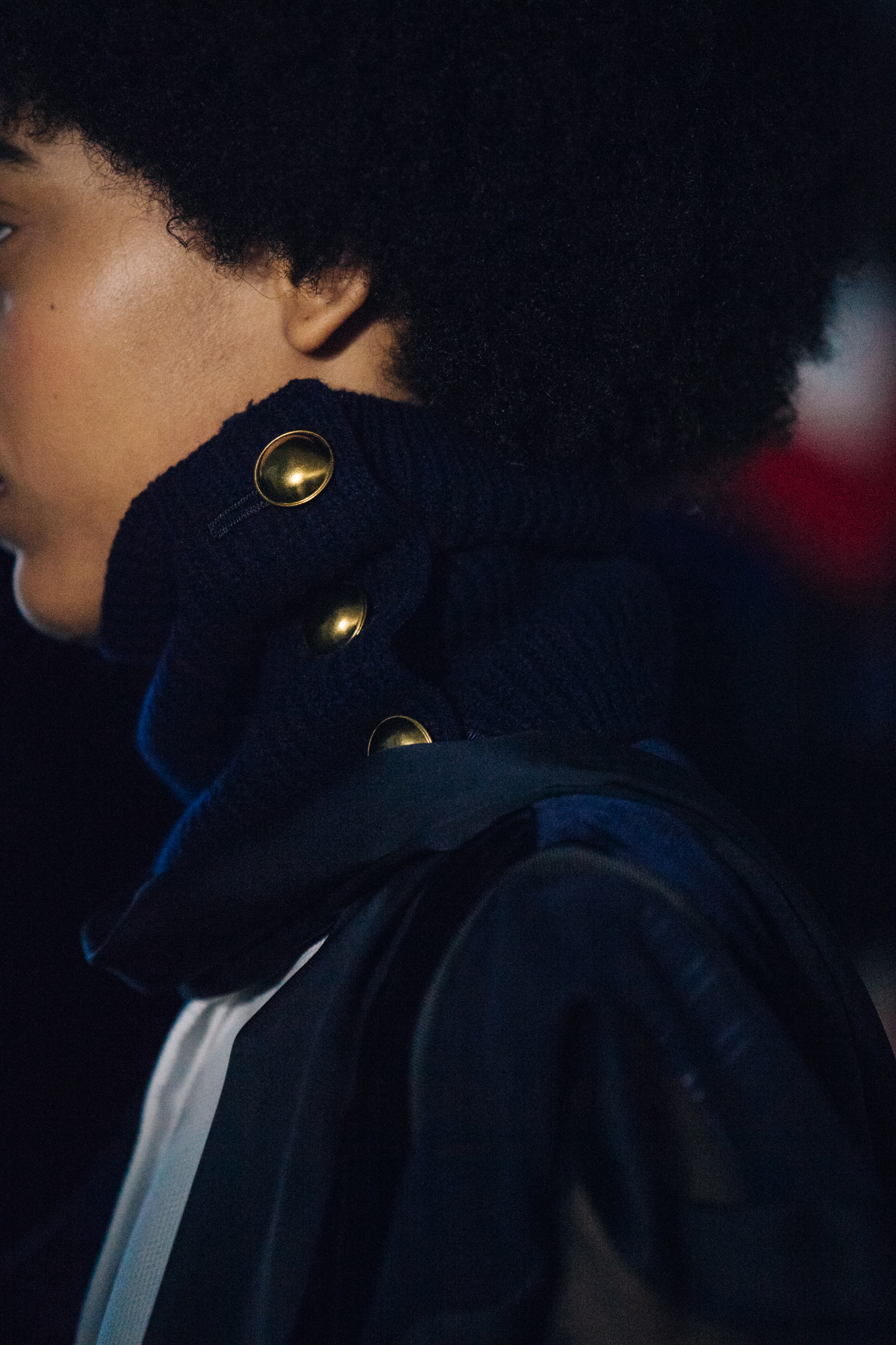 Model wearing blue knitted neckpiece