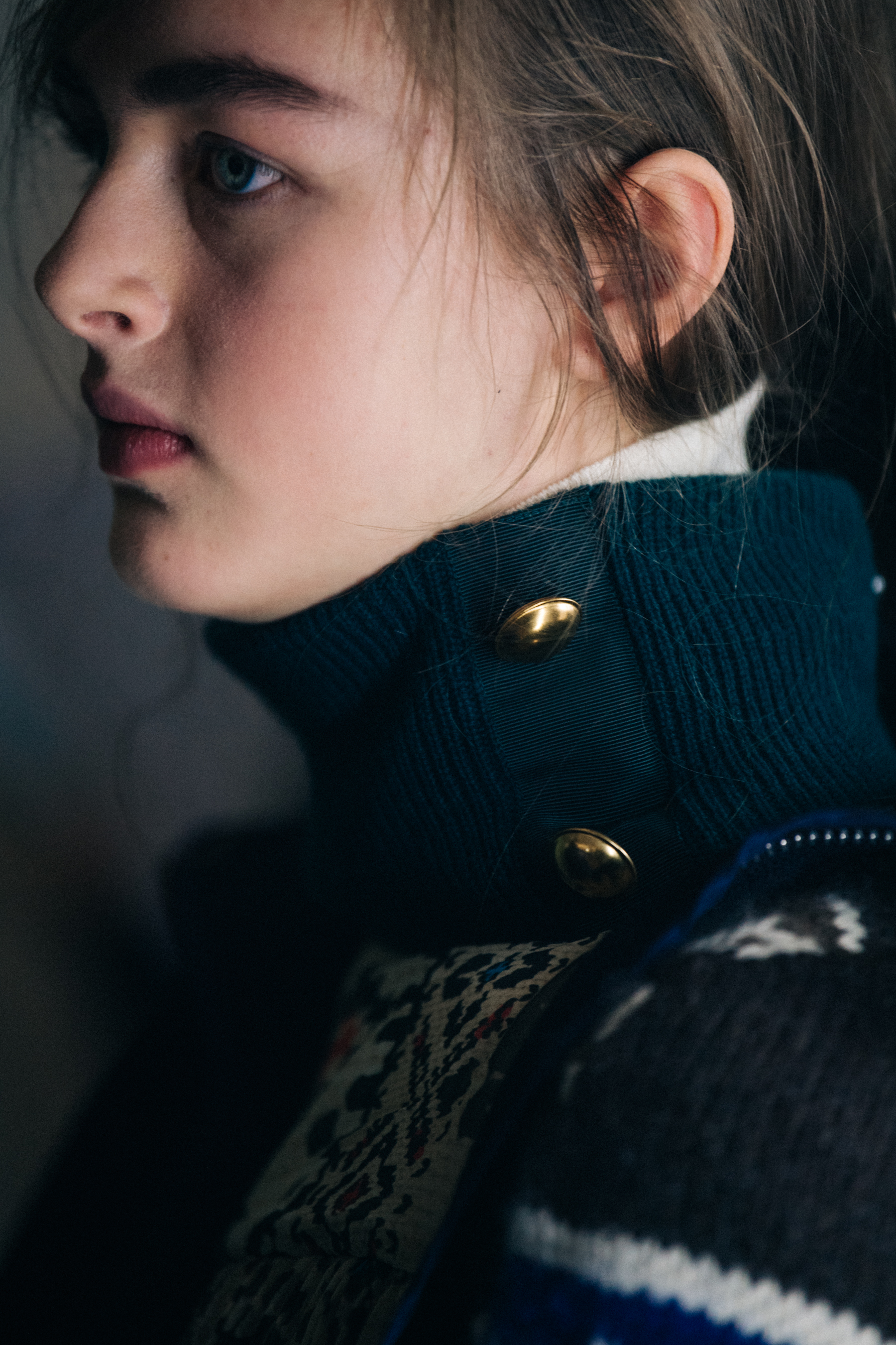 Model wearing knitted neckpiece