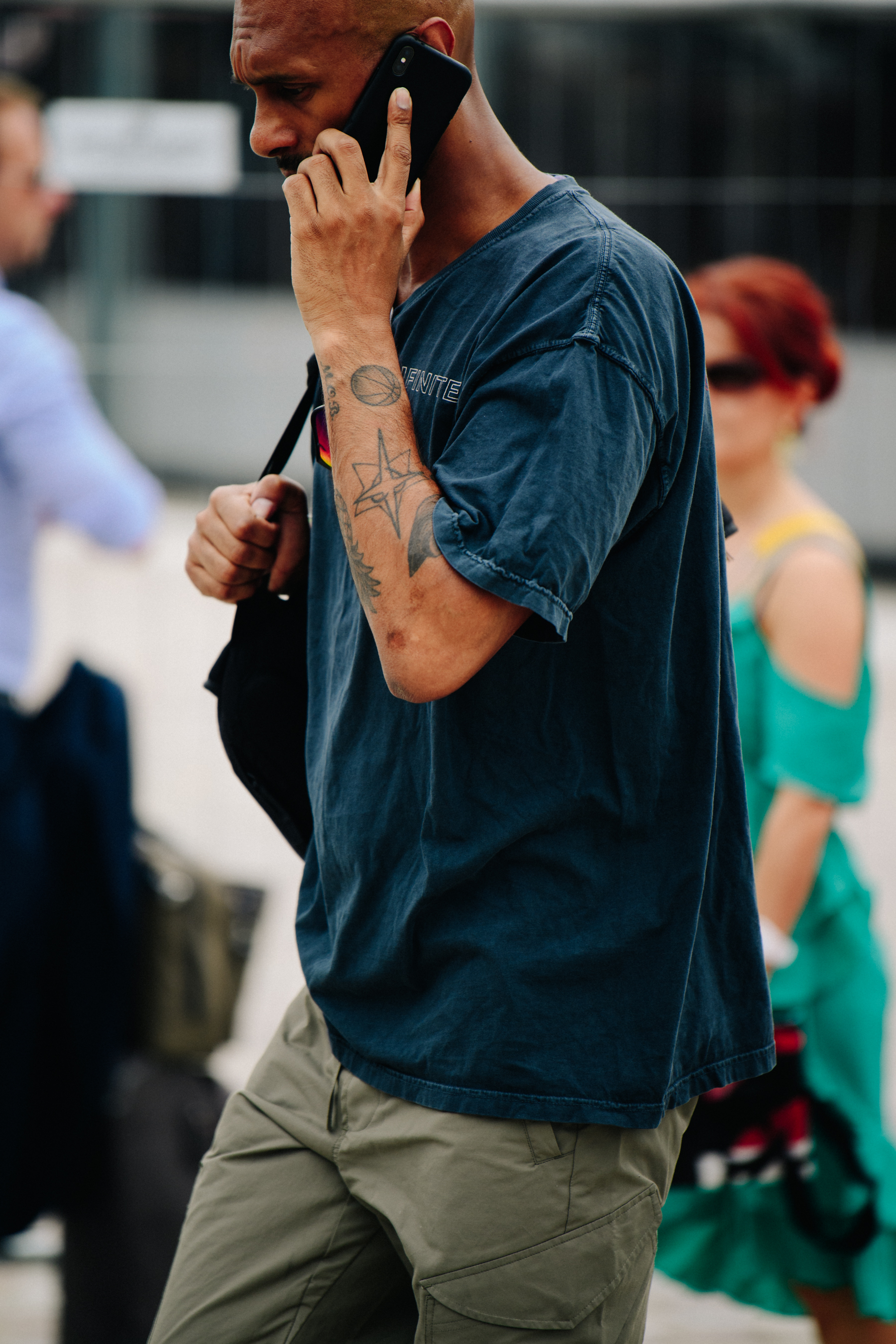 Man wearing black tee shirt