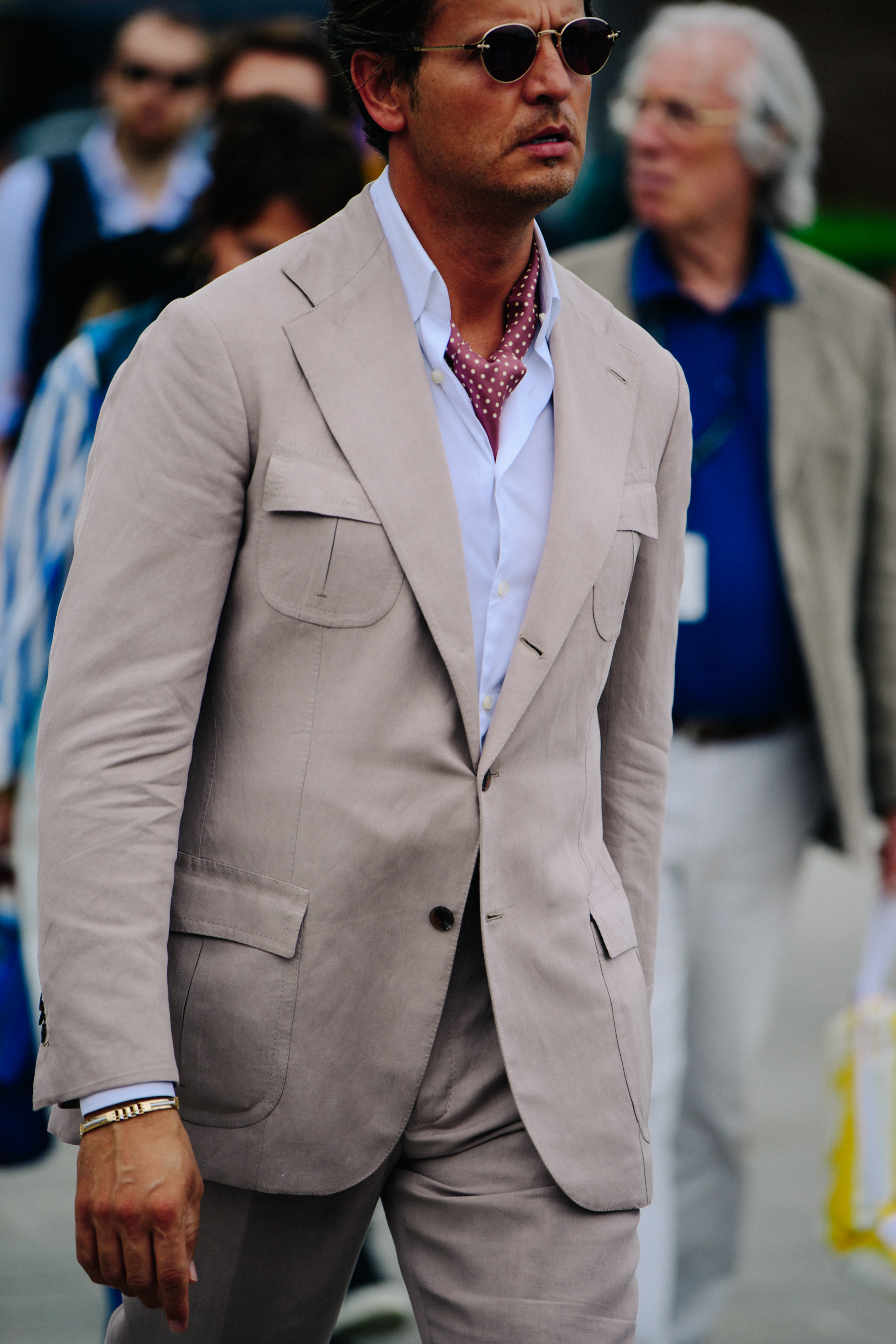 Man wearing neckscarf