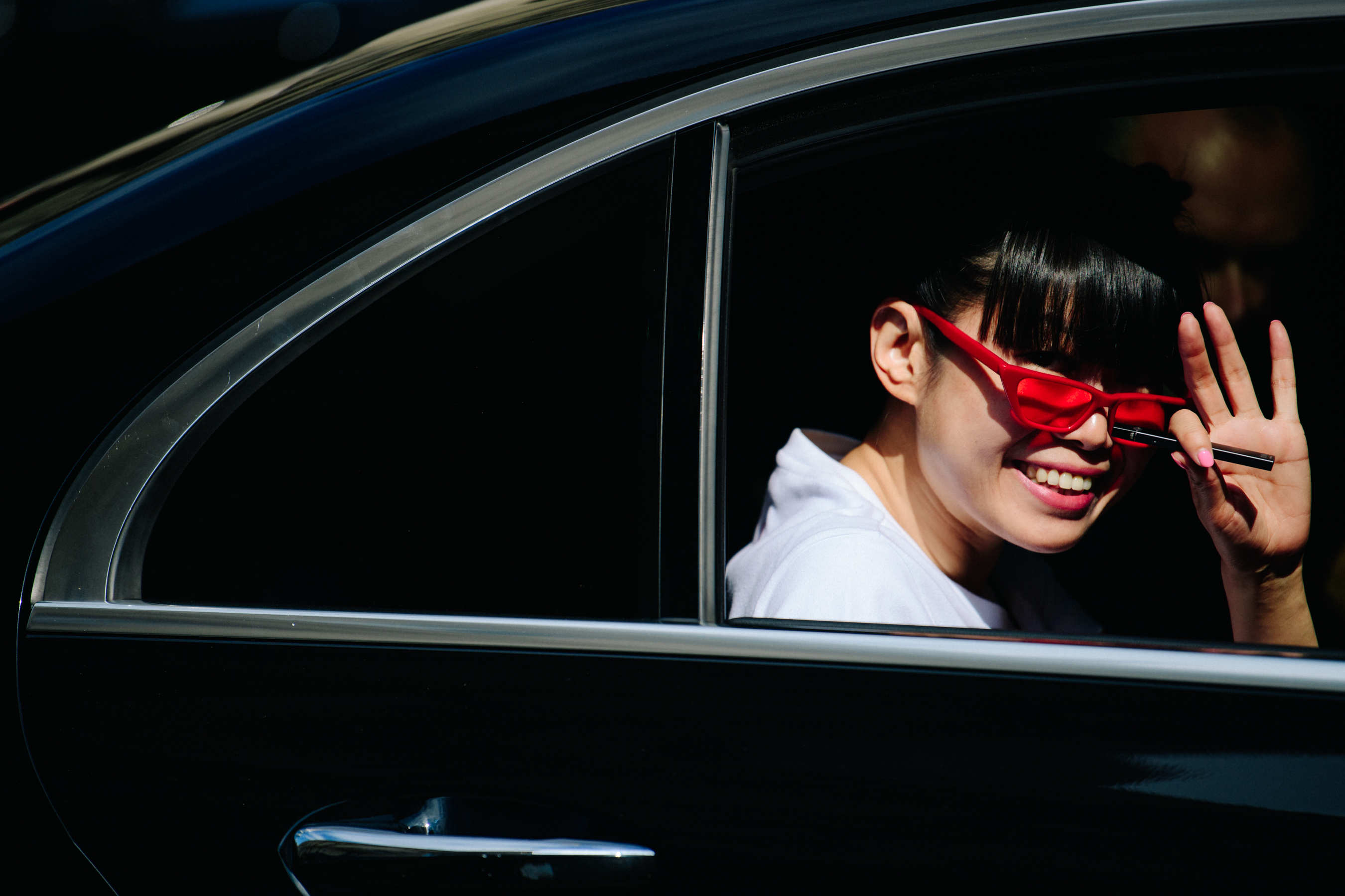 Blogger wearing red sunglasses
