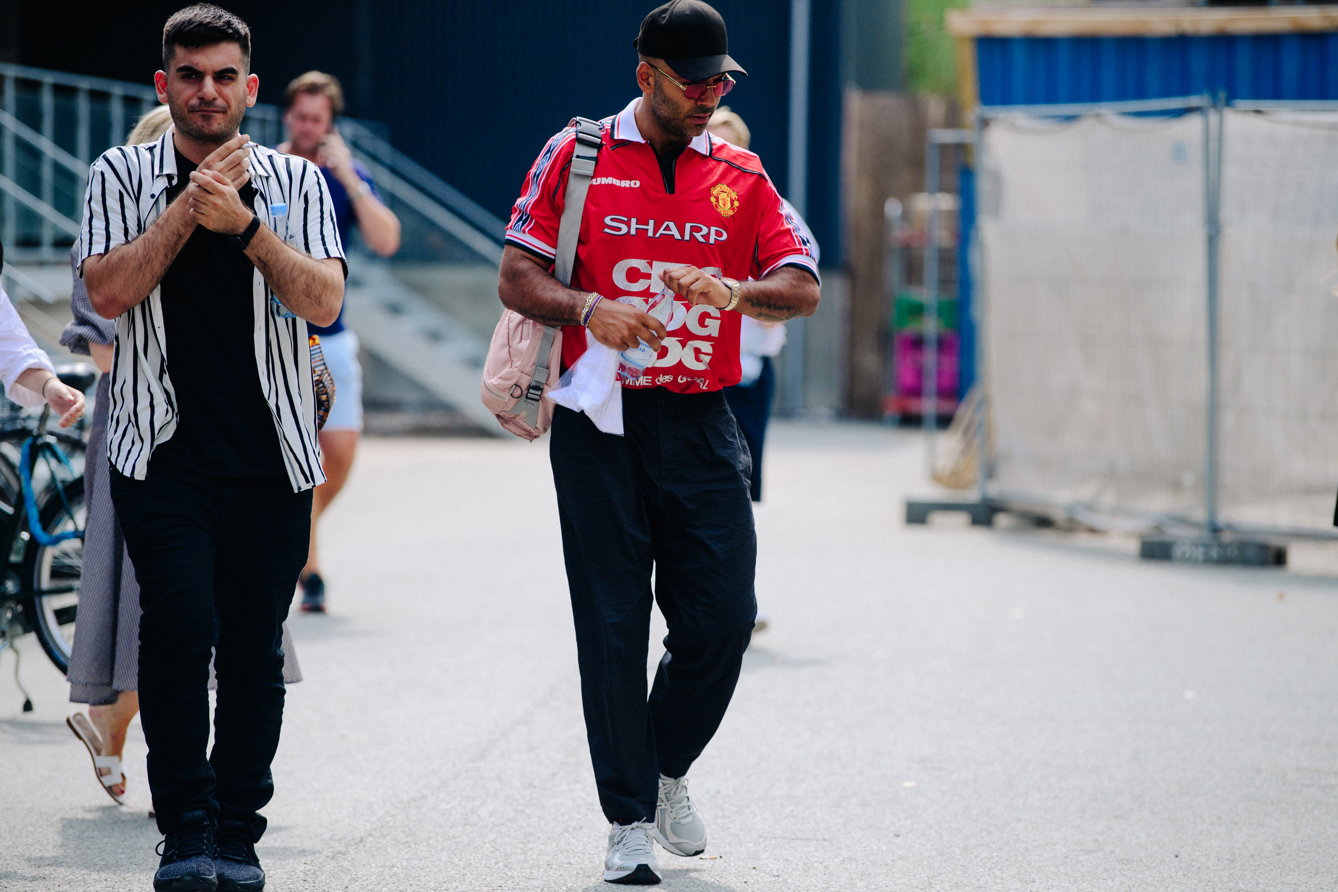 Danish blogger wearing Manchester United shirt