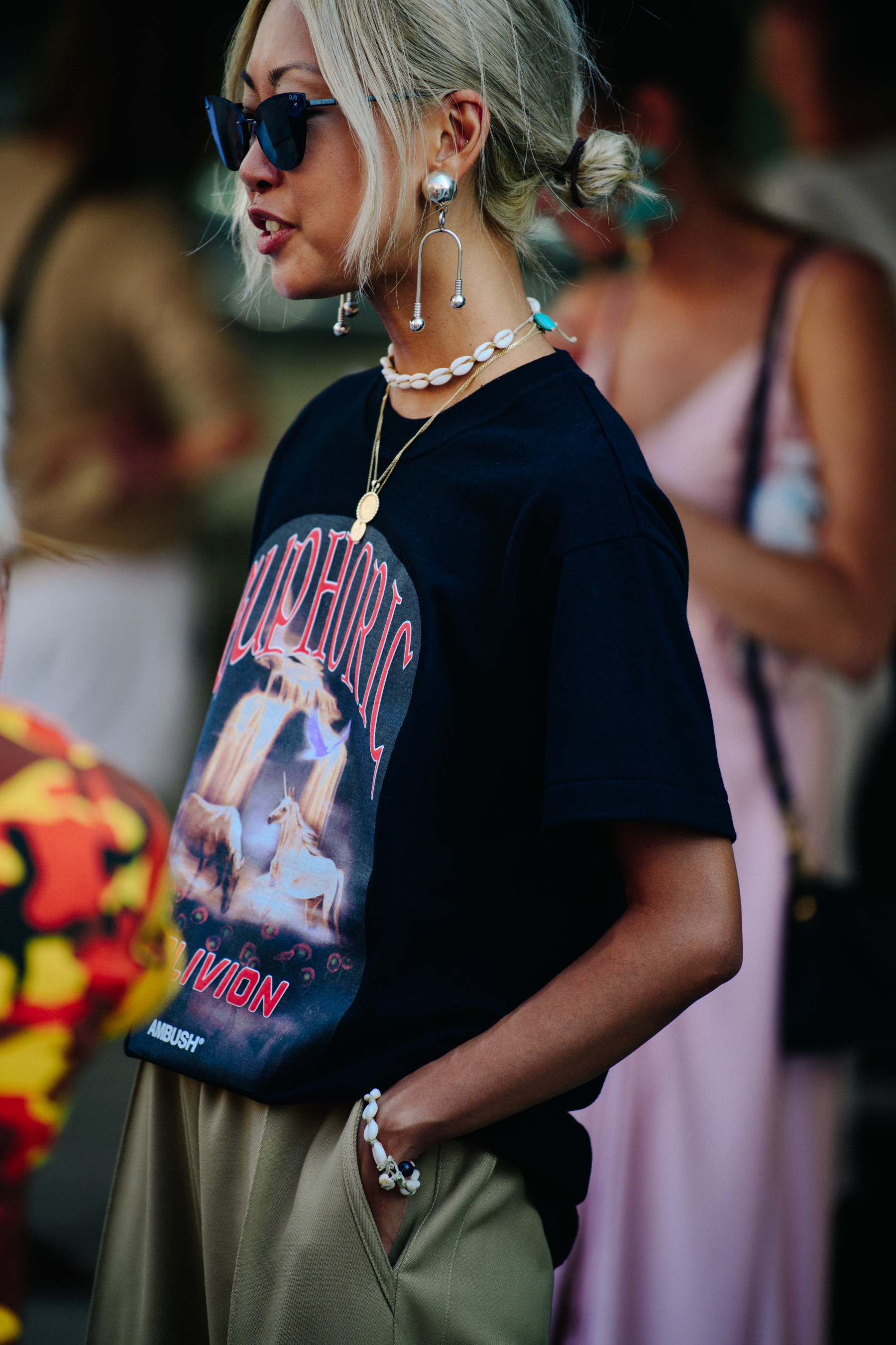 Woman wearing black tee shirt