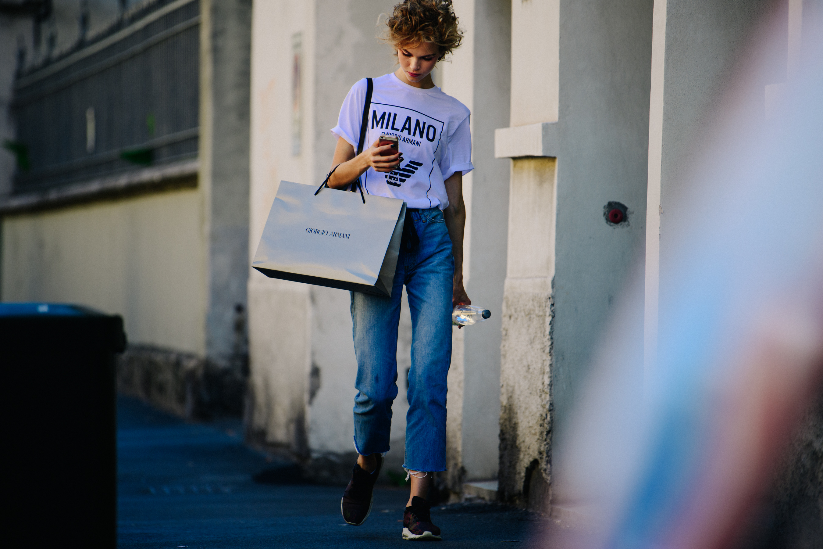 Model wearing white tee shirt