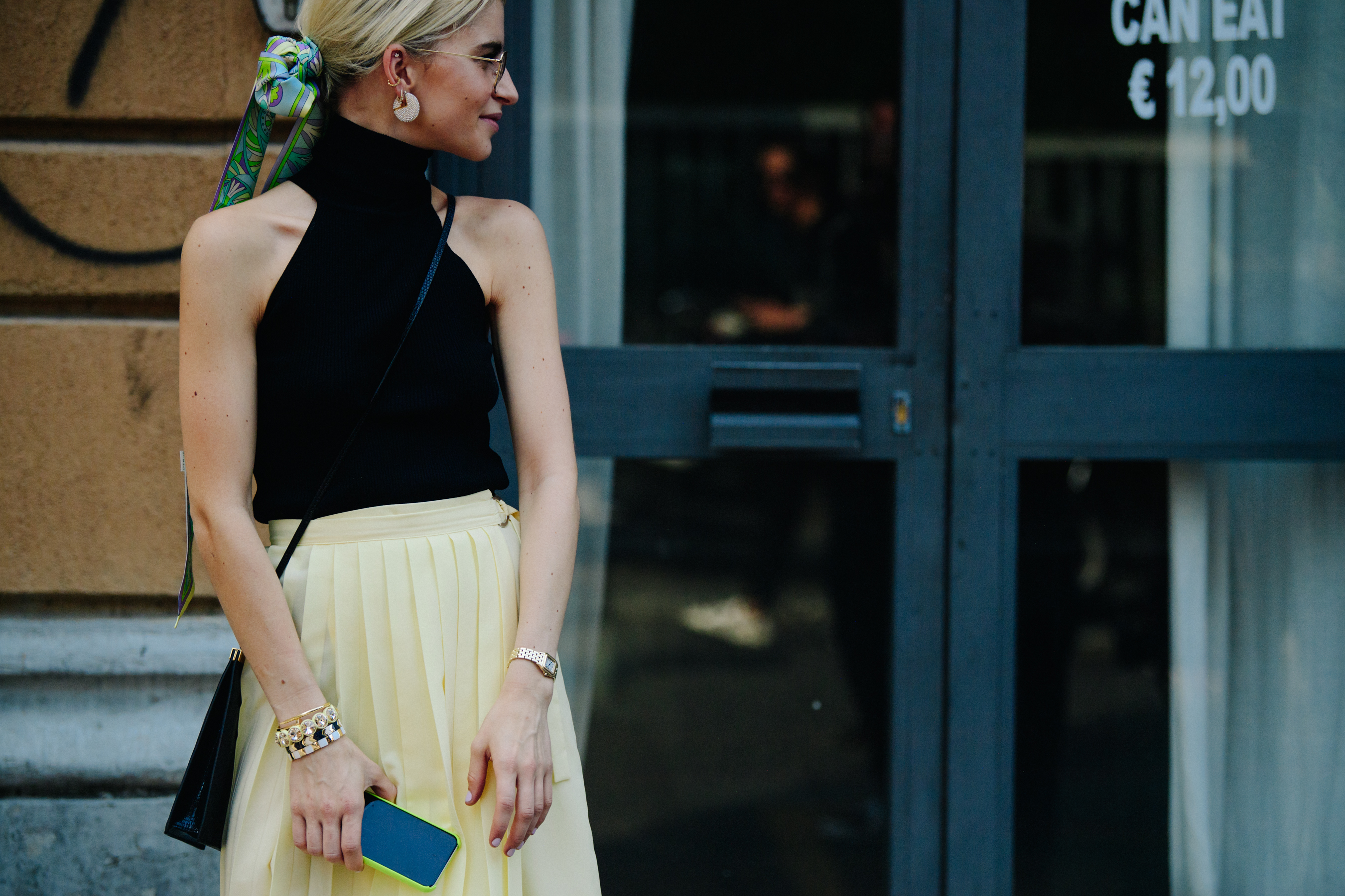 German blogger wearing yellow skirt