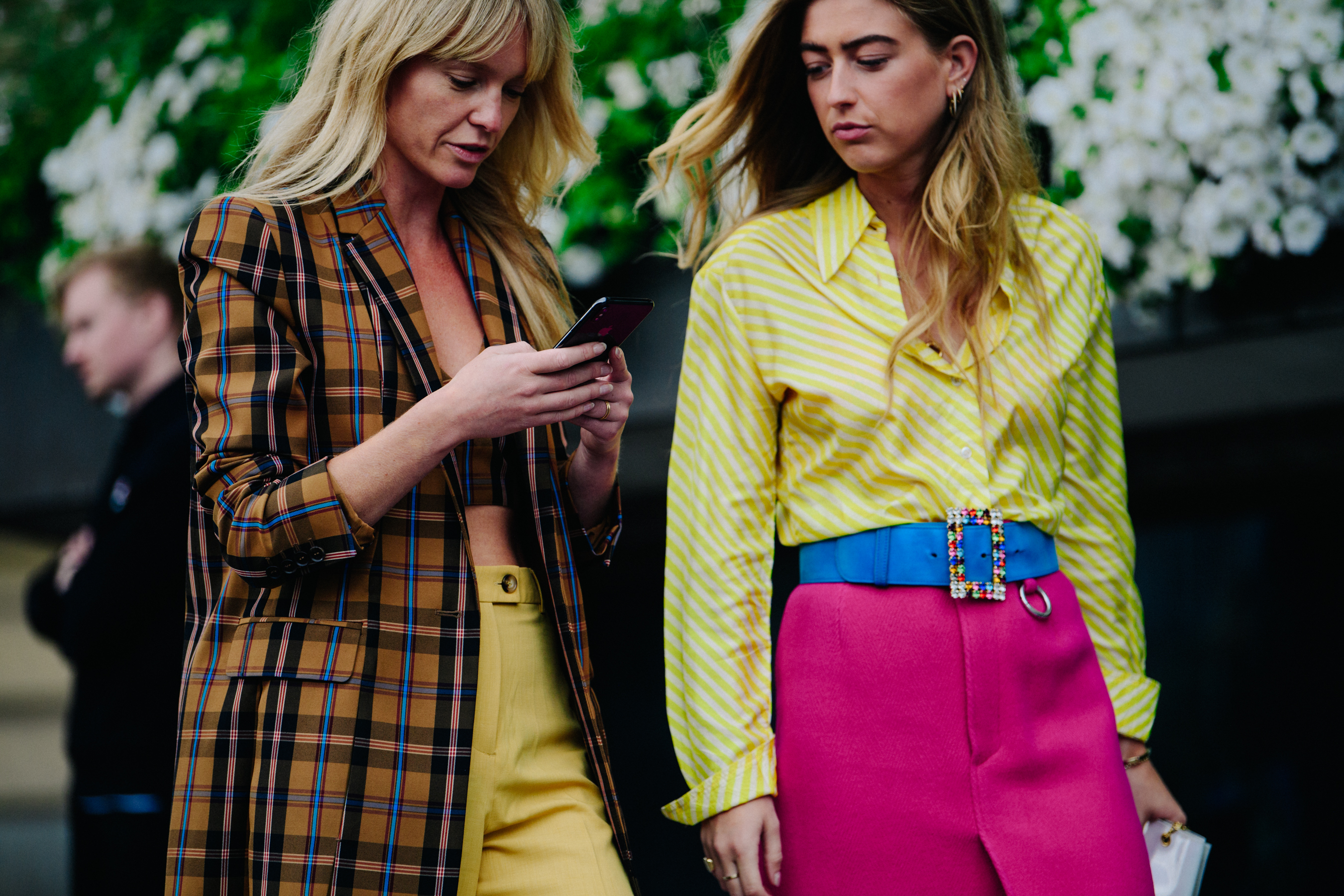 Two bloggers wearing yellow