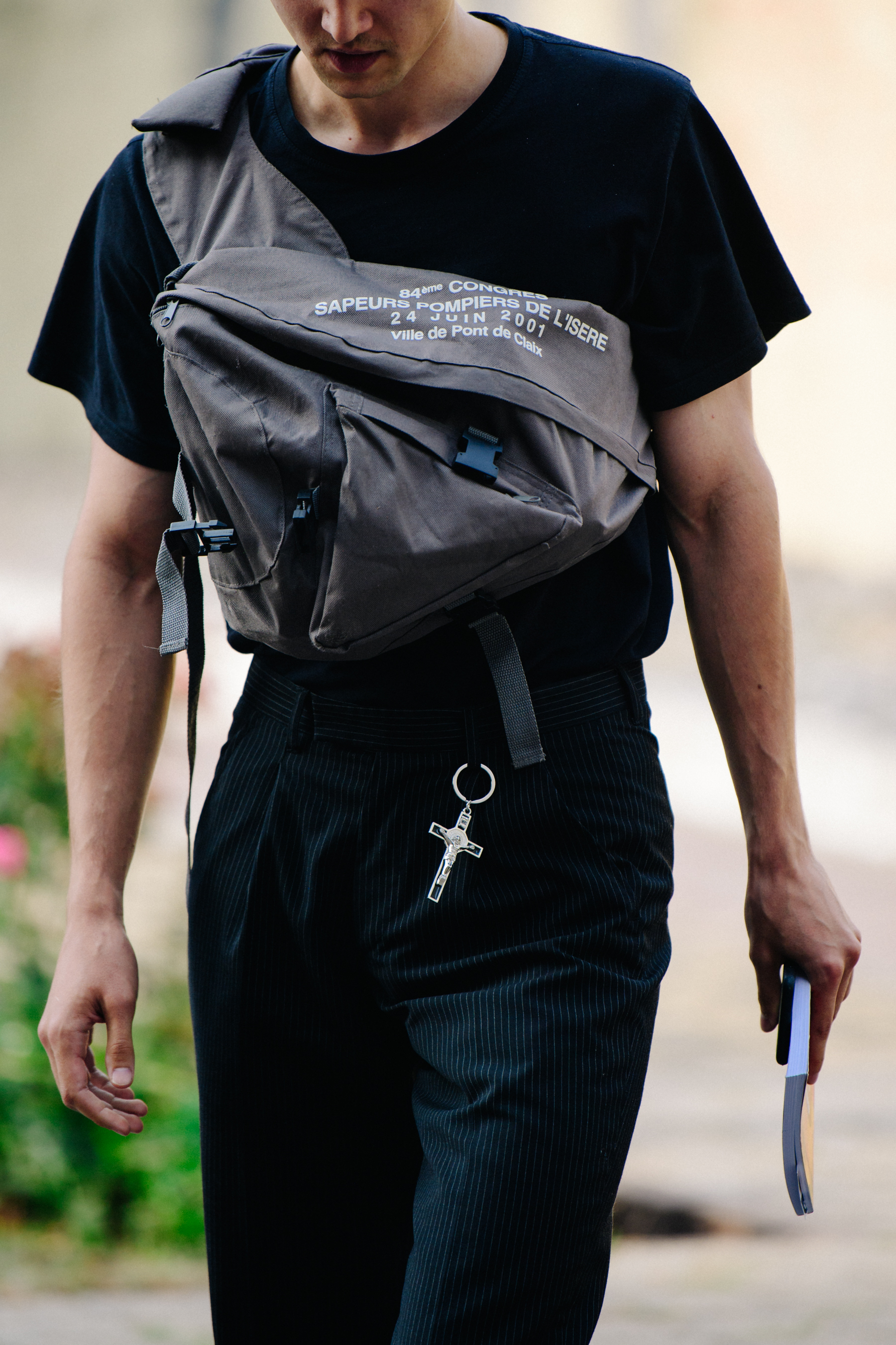 Man wearing chest bag
