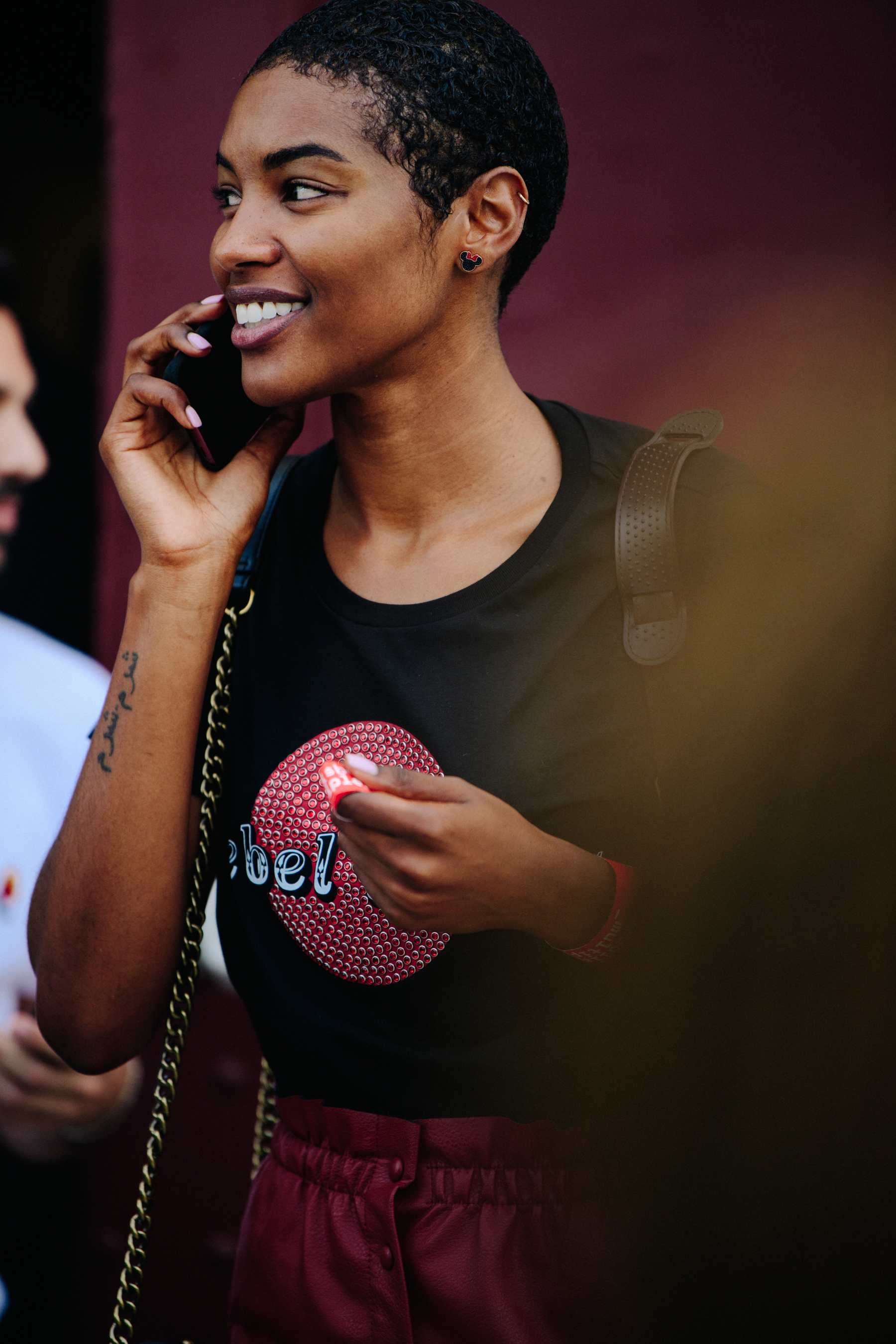 Woman wearing black tee shirt