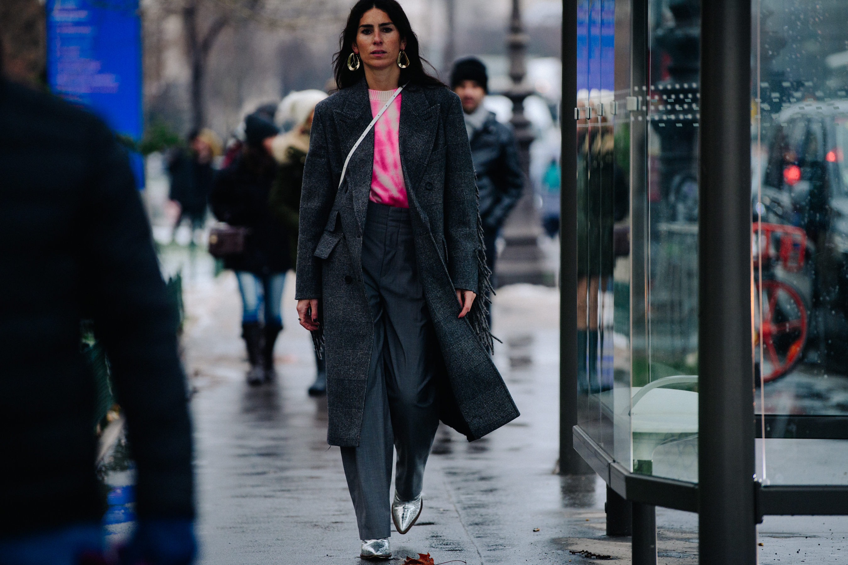 Woman wearing pink tee shirt