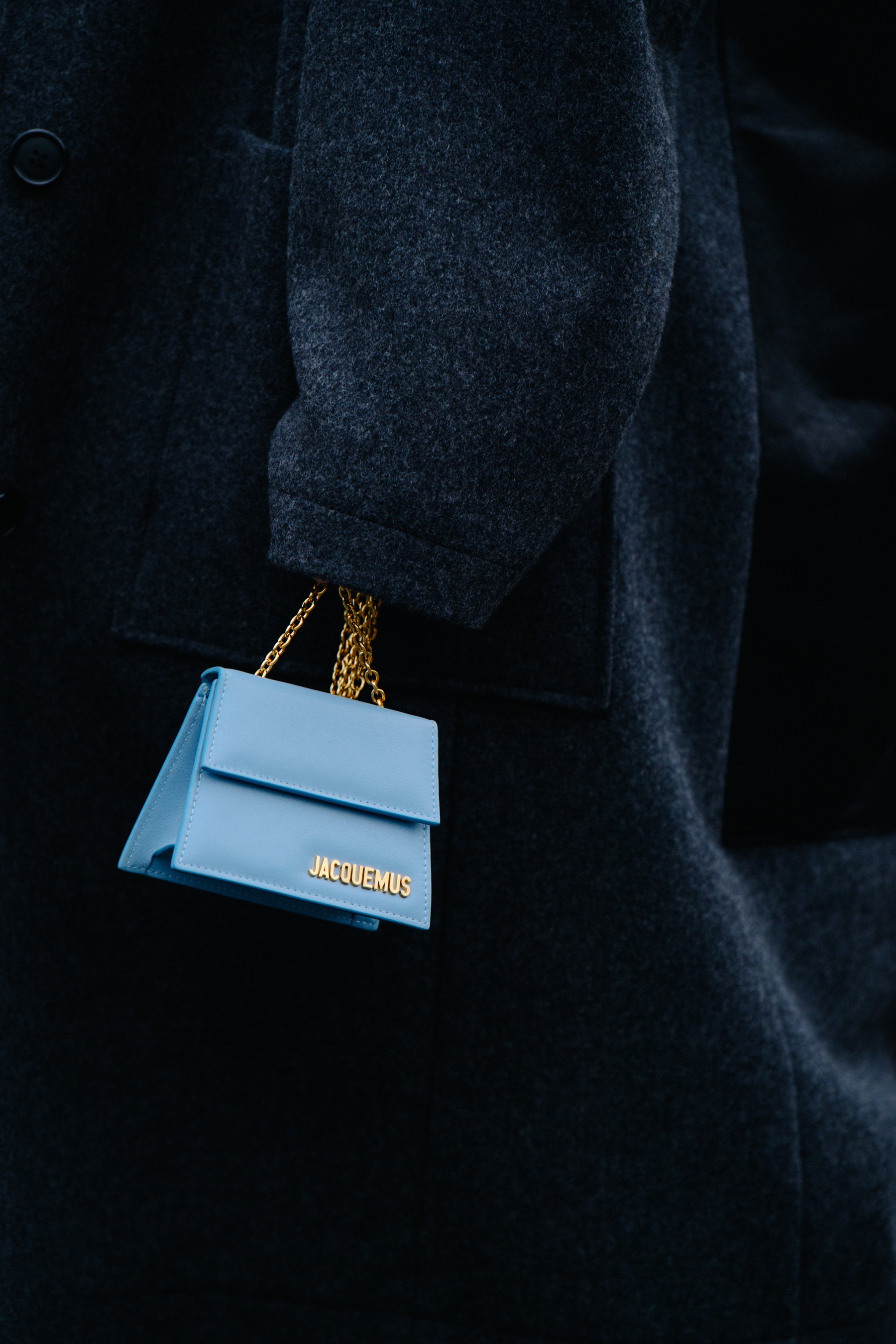 Blogger carrying Jacquemus bag