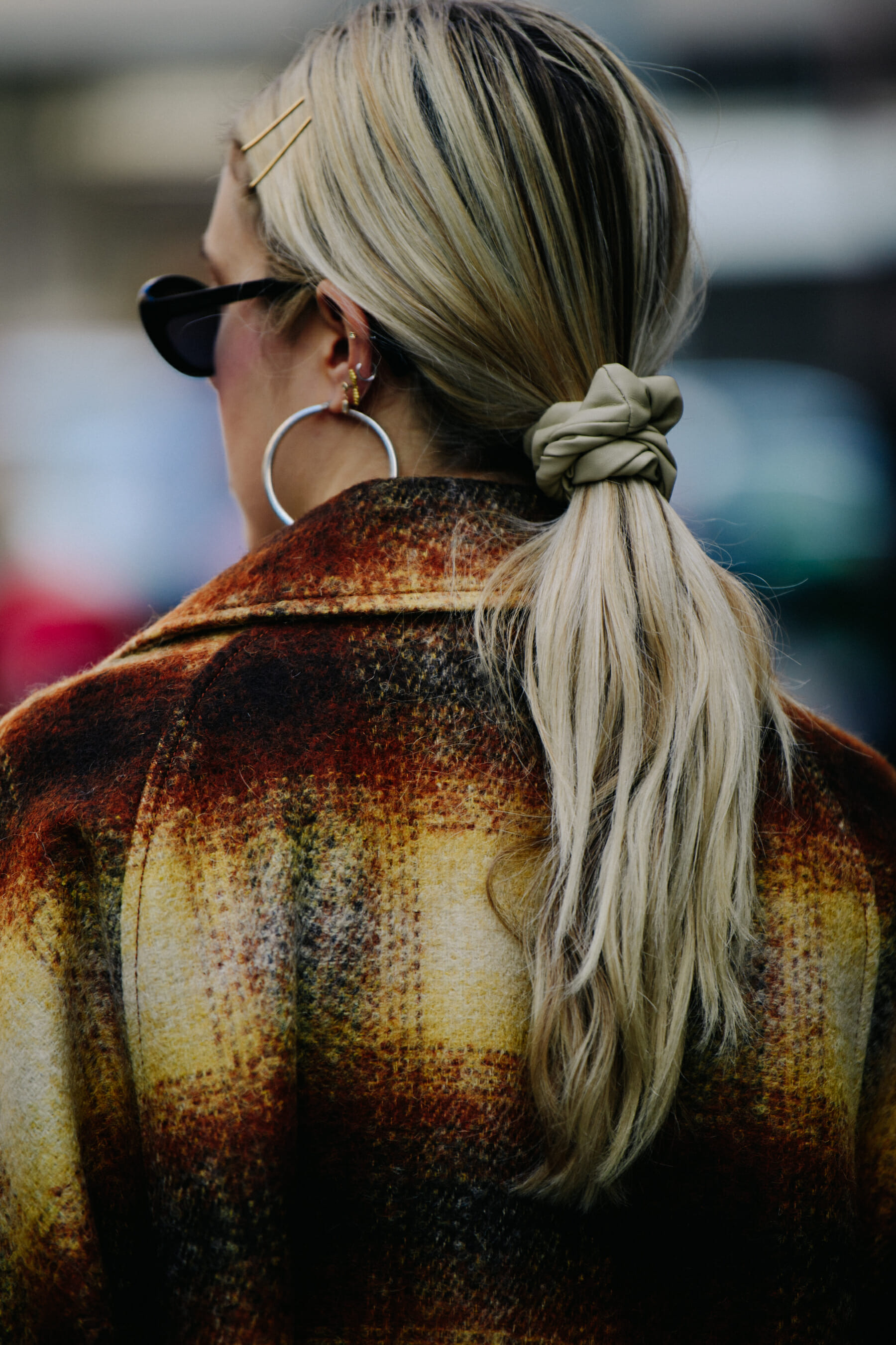 Woman wearing blonde ponytail