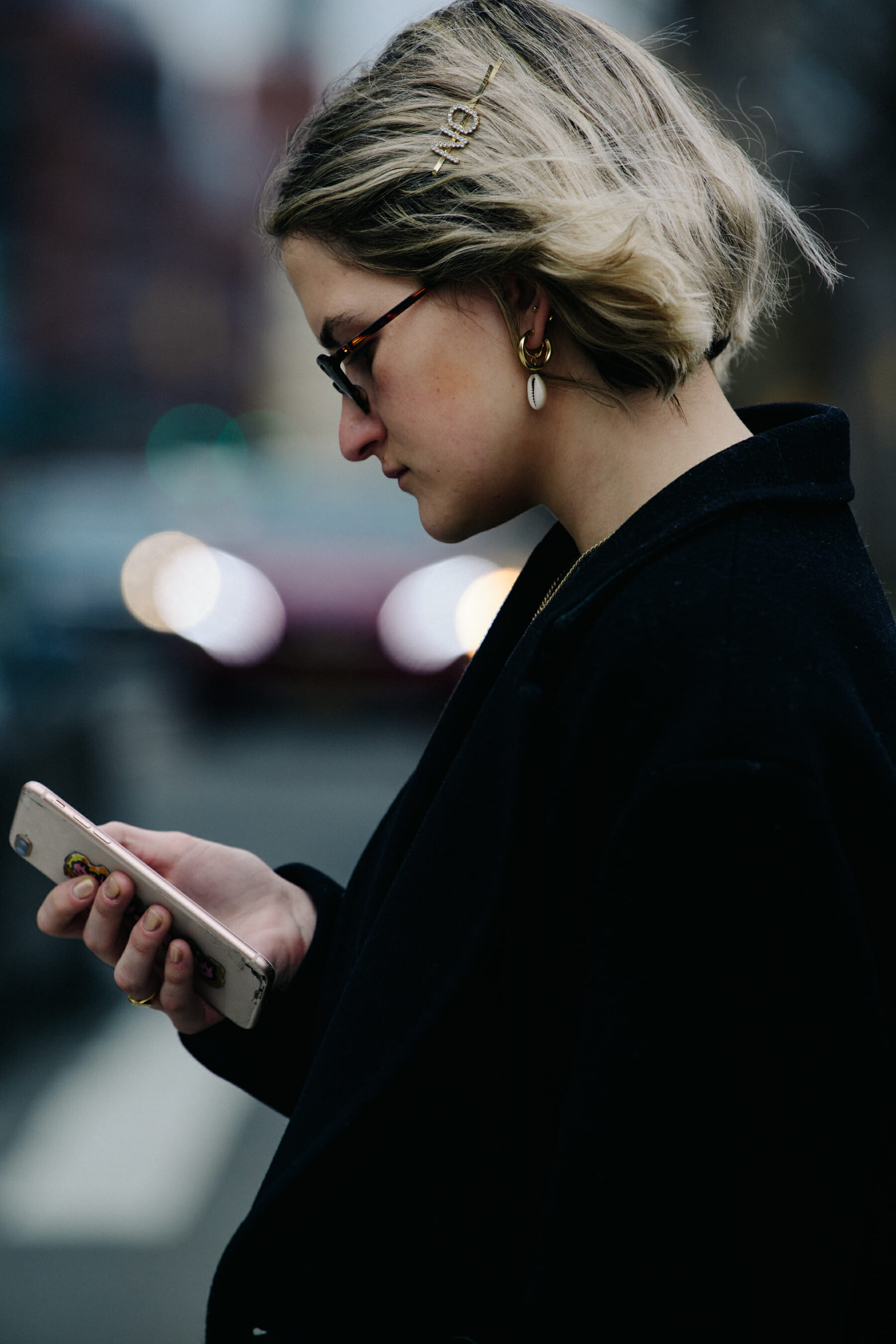 Woman wearing gold hairclip