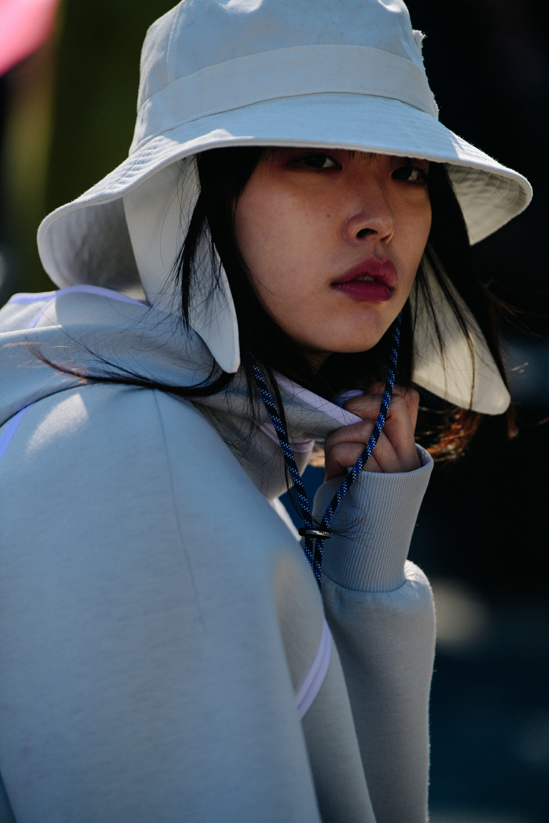 Woman wearing white bucket hat