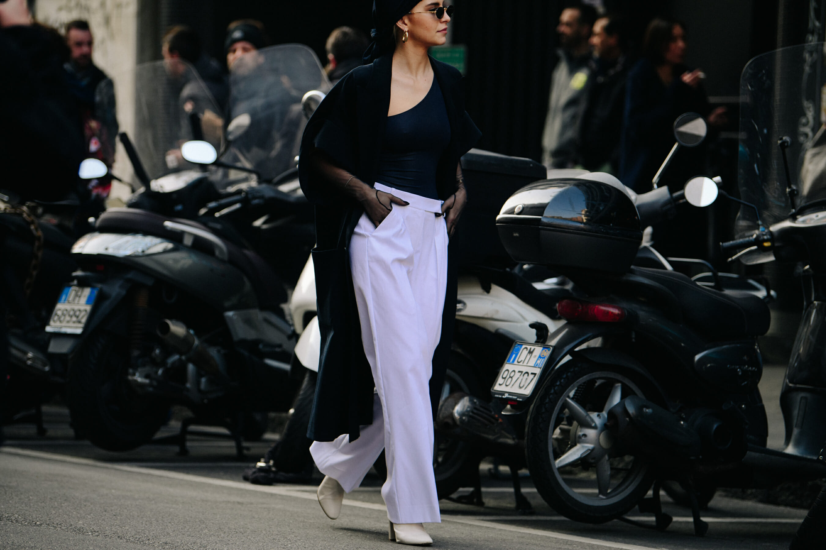 German blogger wearing white pants