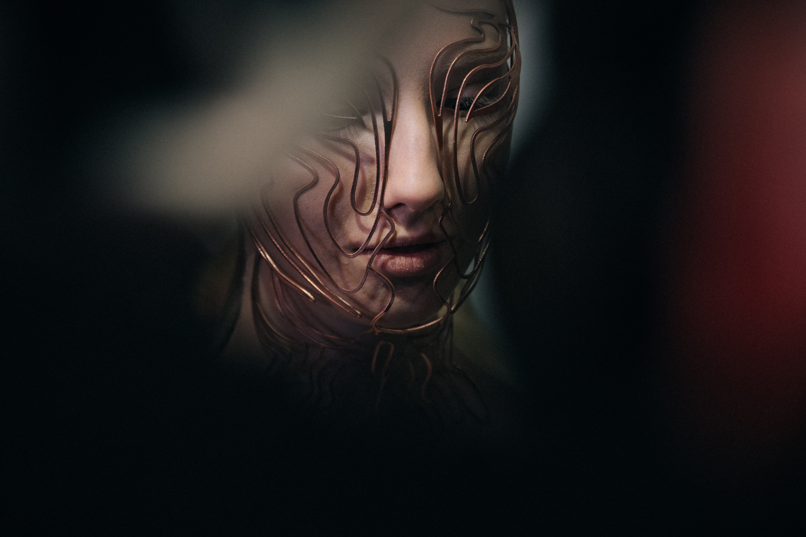 Model wearing mask at Iris van Herpen