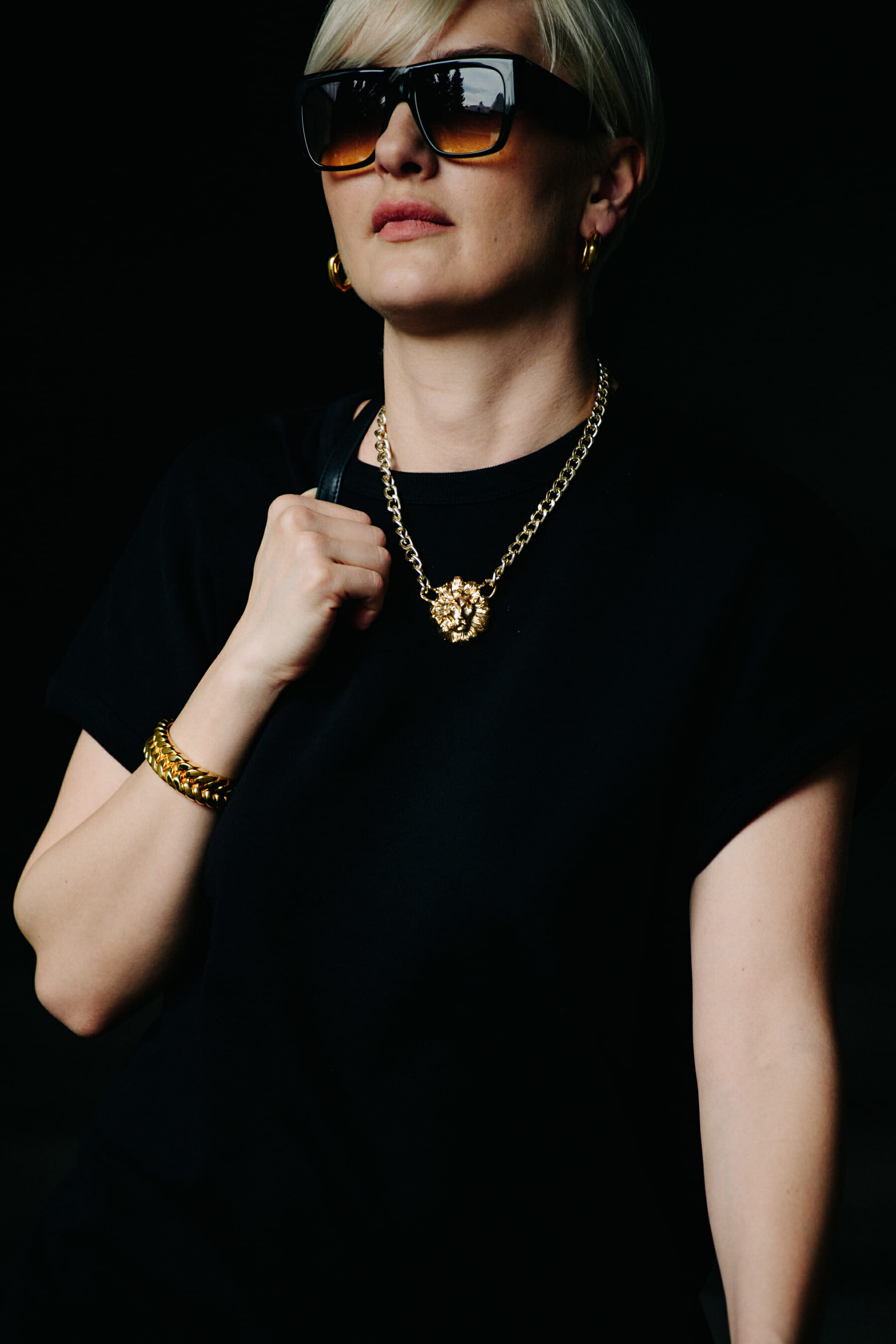 Woman wearing black tee shirt