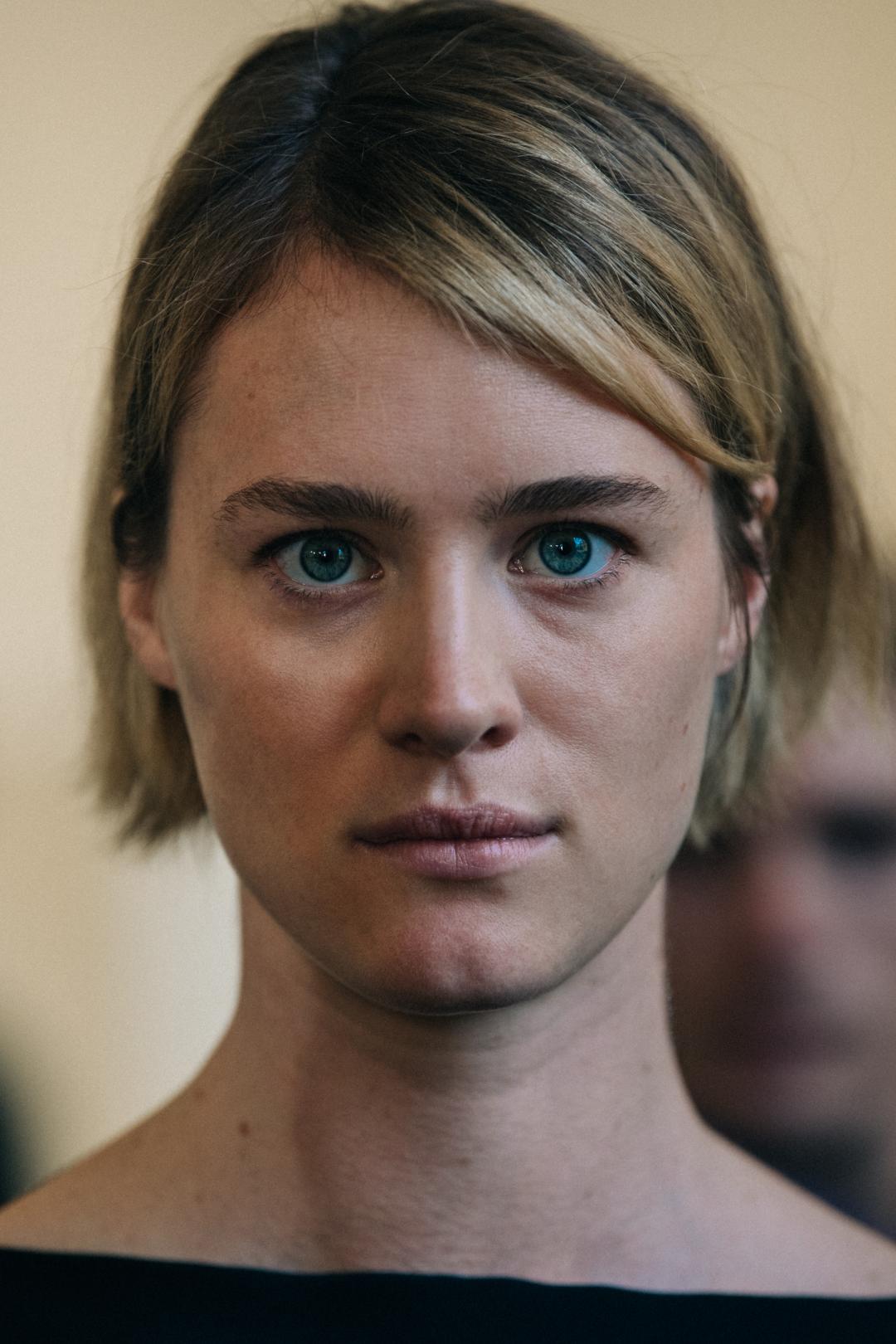 Mackenzie Davis backstage at S.R. STUDIO LA.CA.