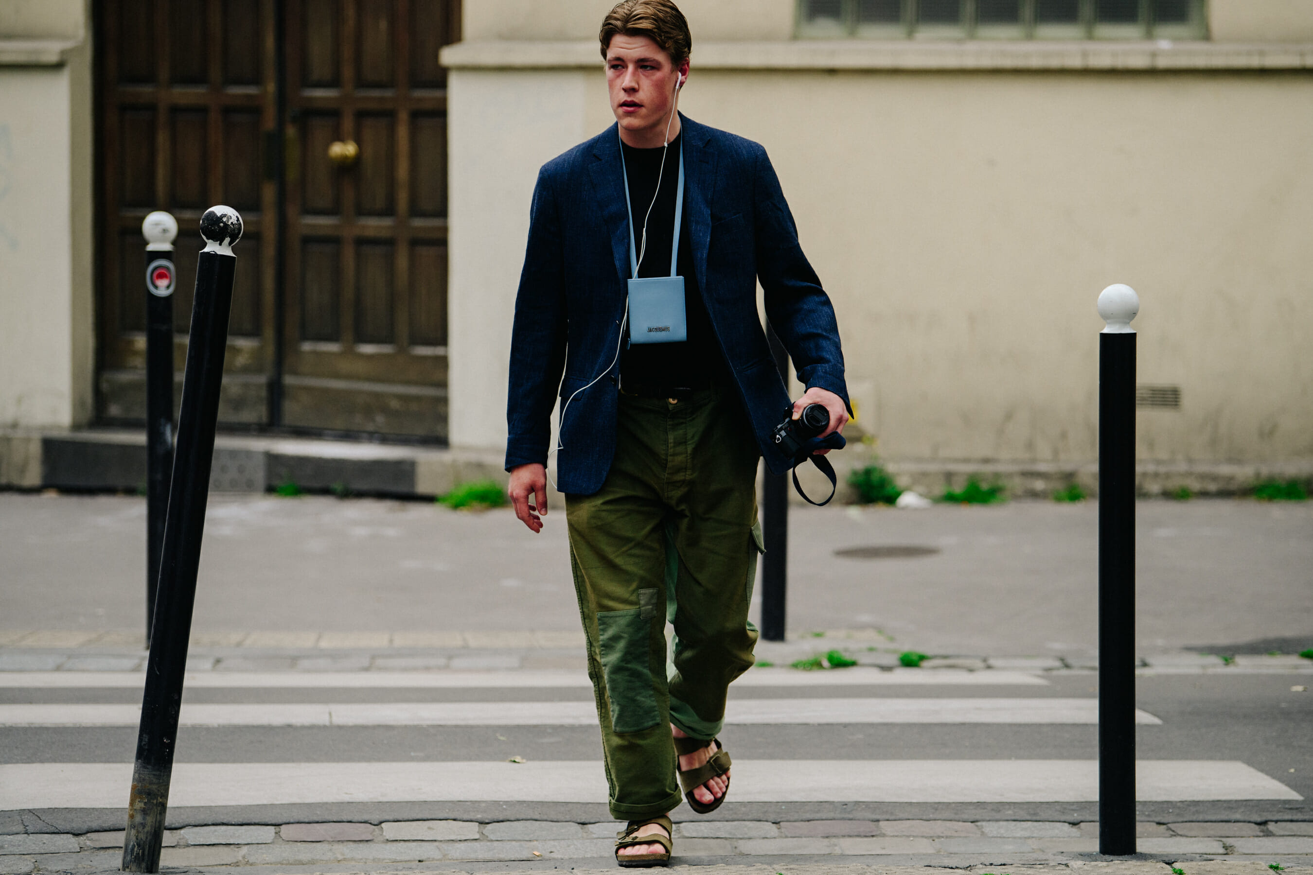 Man wearing Jacquemus pouch