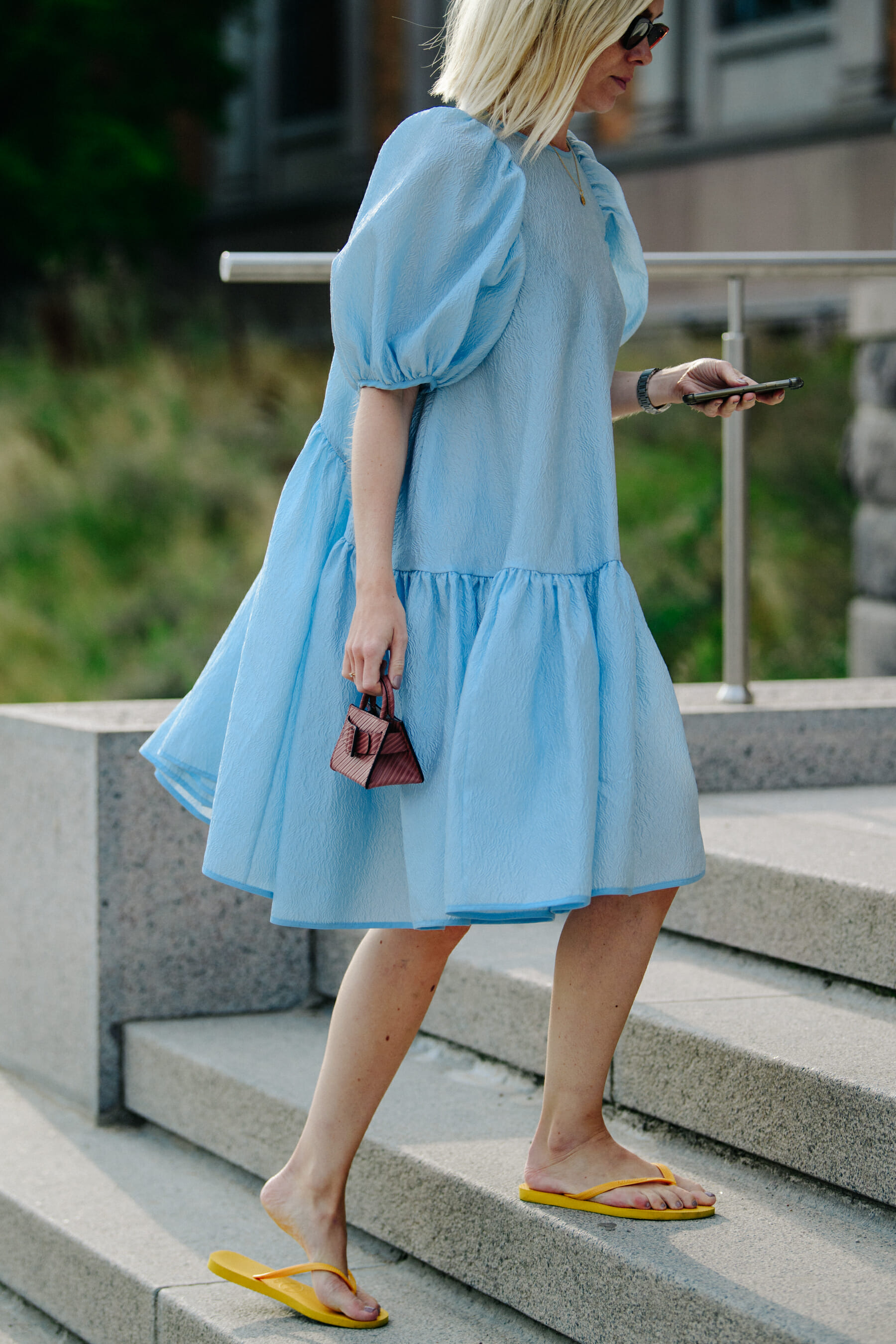 Woman wearing bleu dress