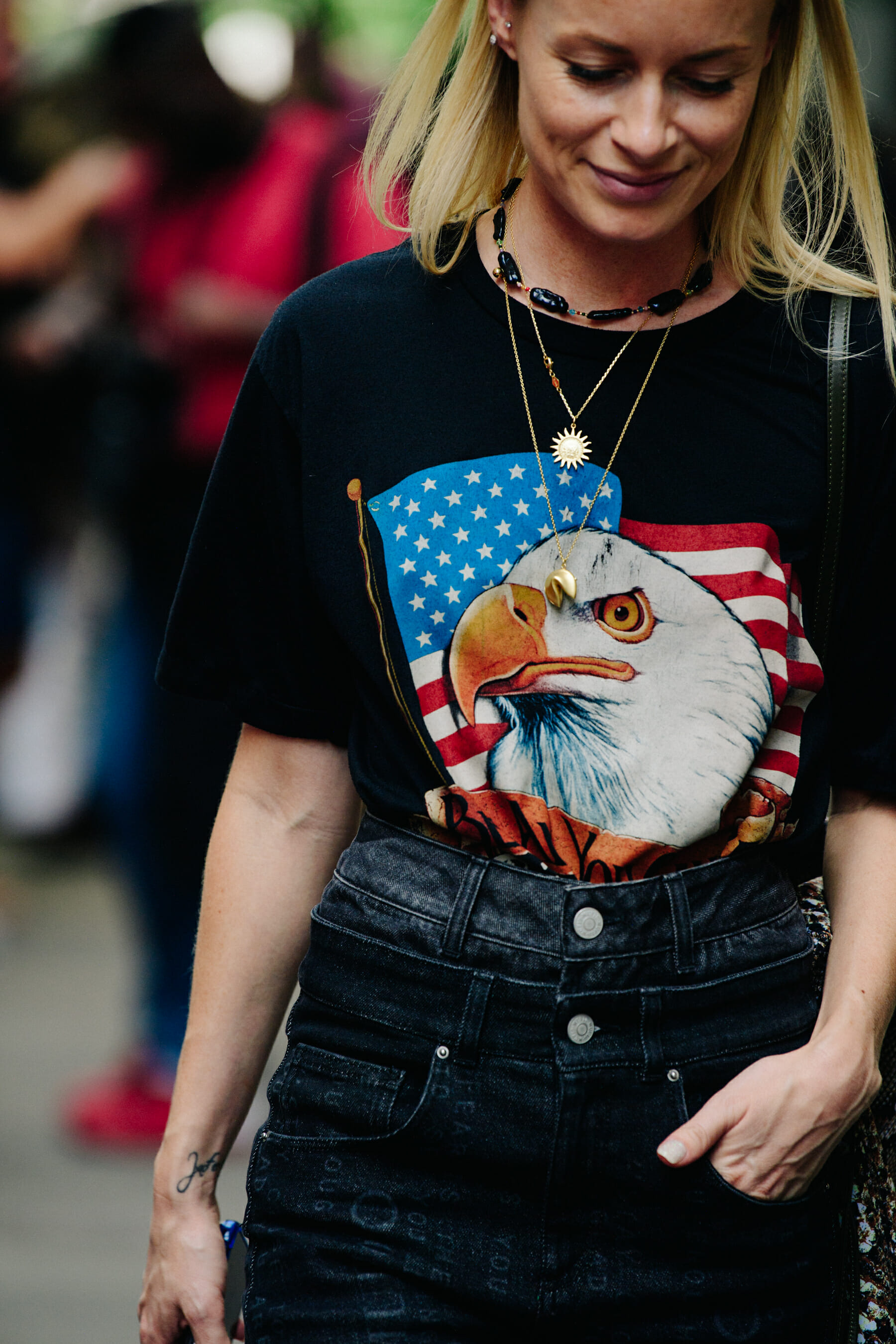 Woman wearing black tee shirt