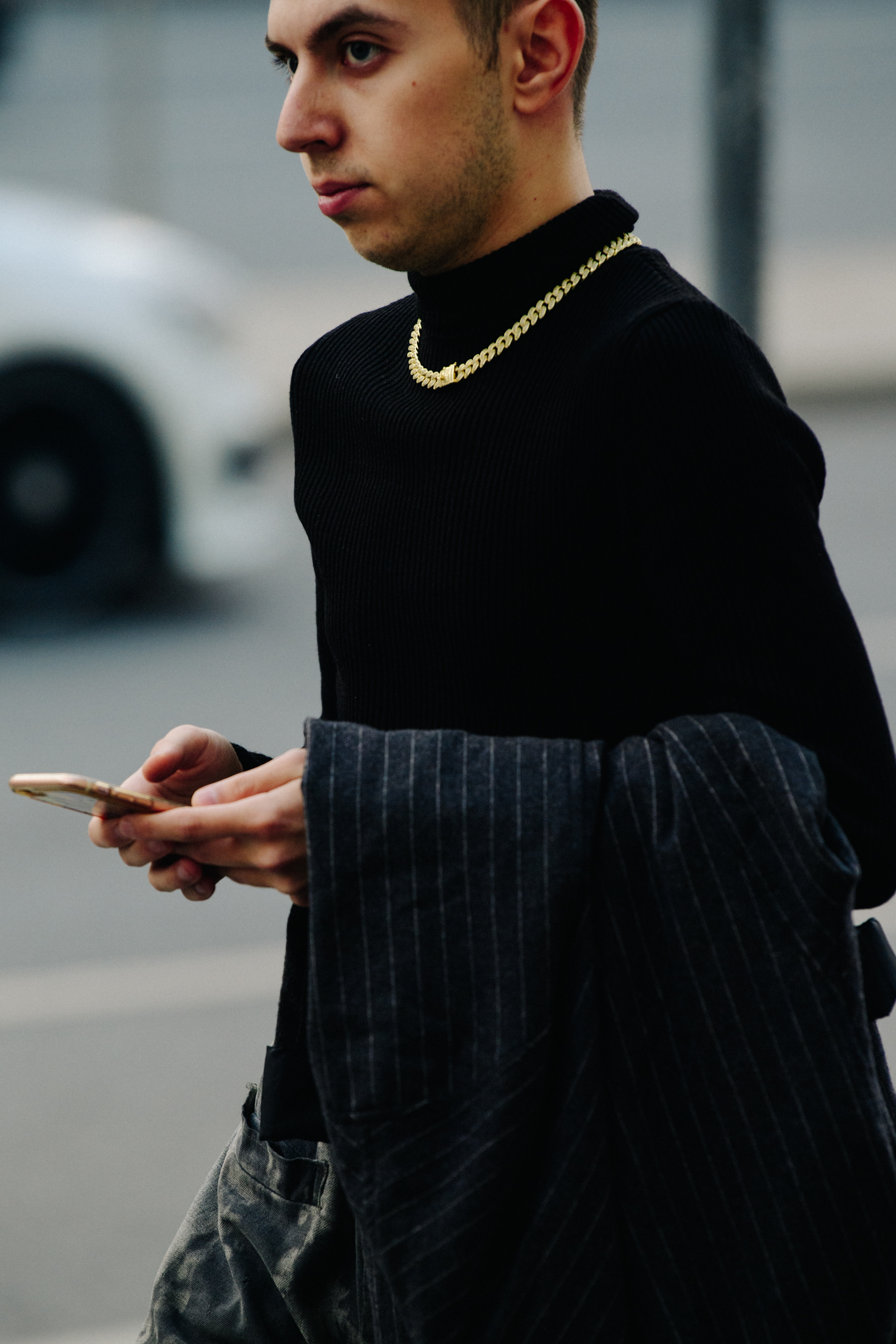 Man wearing gold chain
