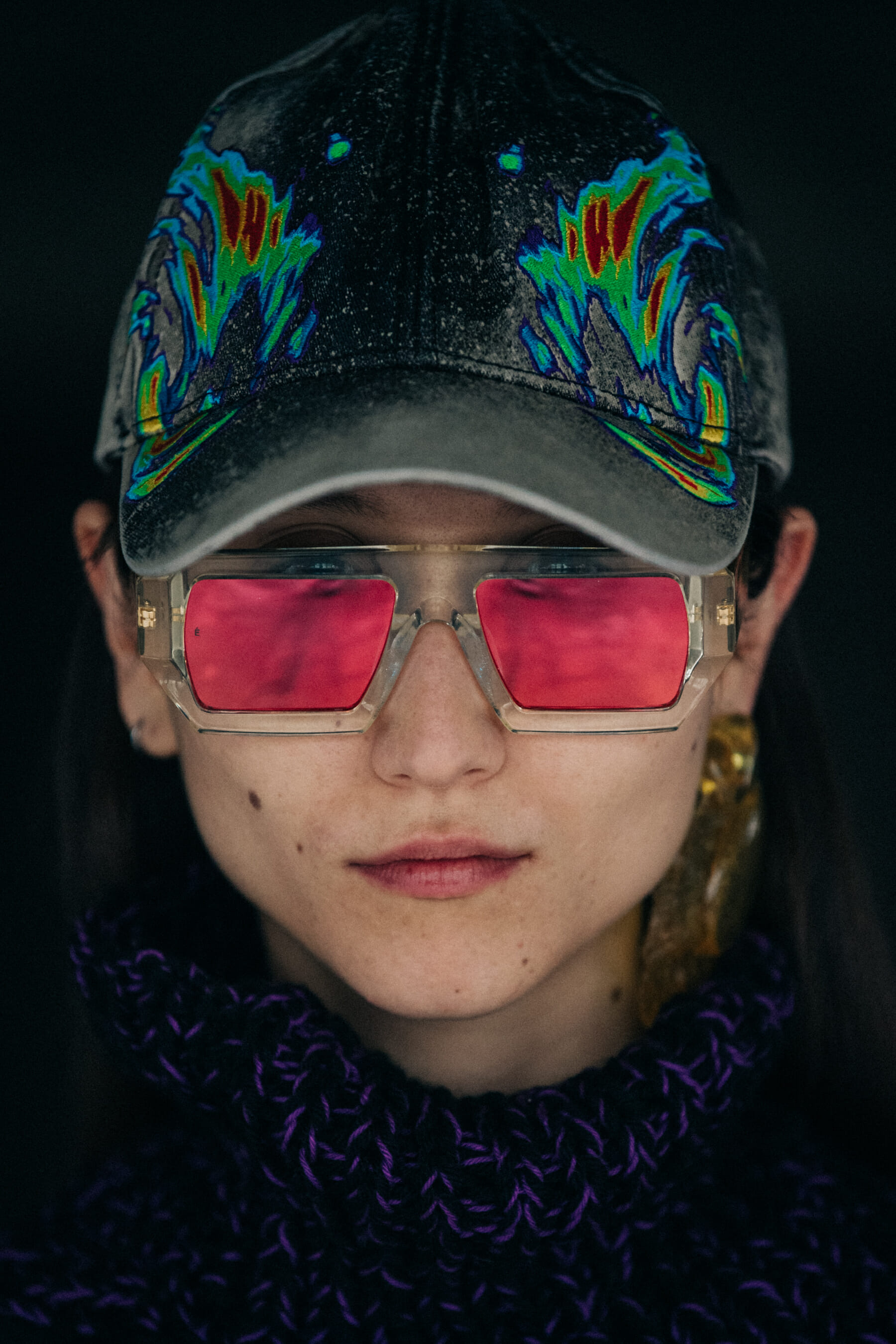 Model wearing Etudes sunglasses