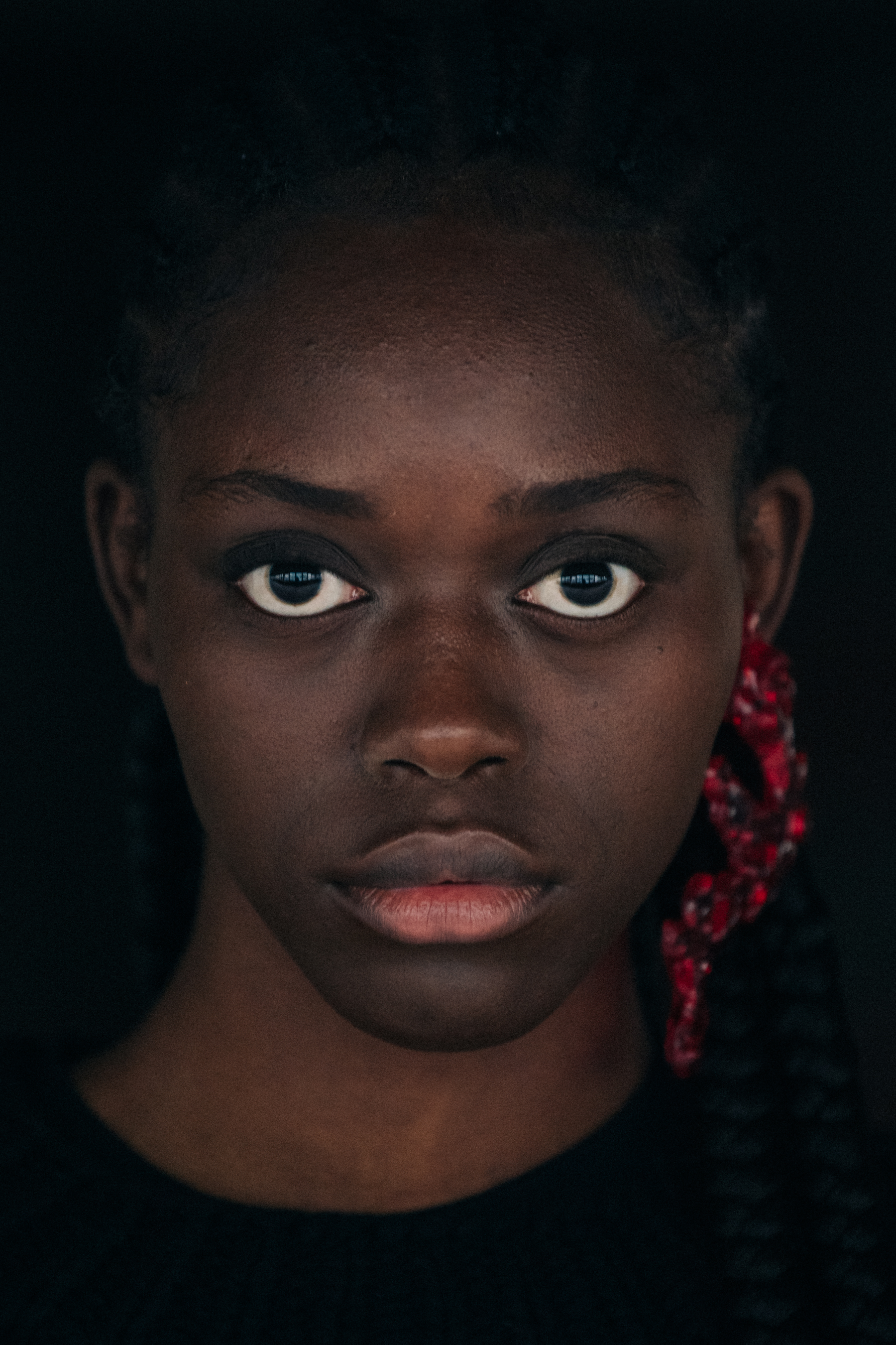 Model wearing Etudes earring