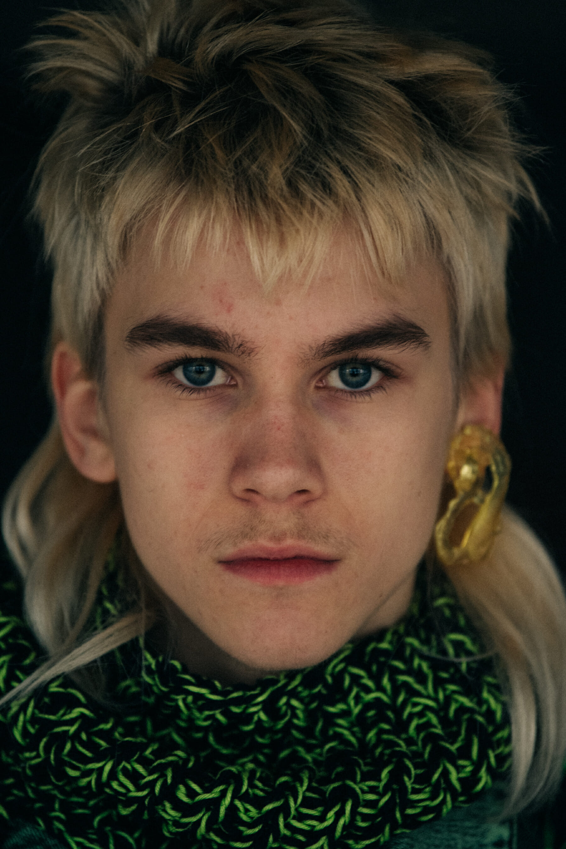 Model wearing Etudes earring